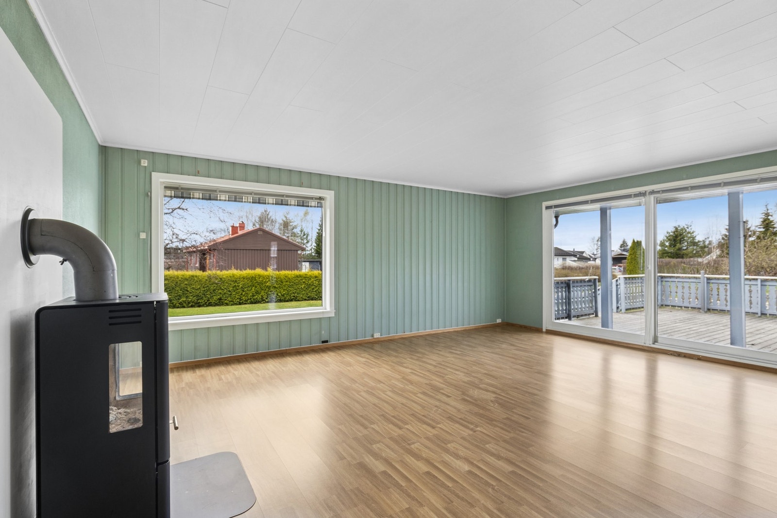 Lys og åpen stue med god plass til både sofagruppe og spisebord. Galleribilde