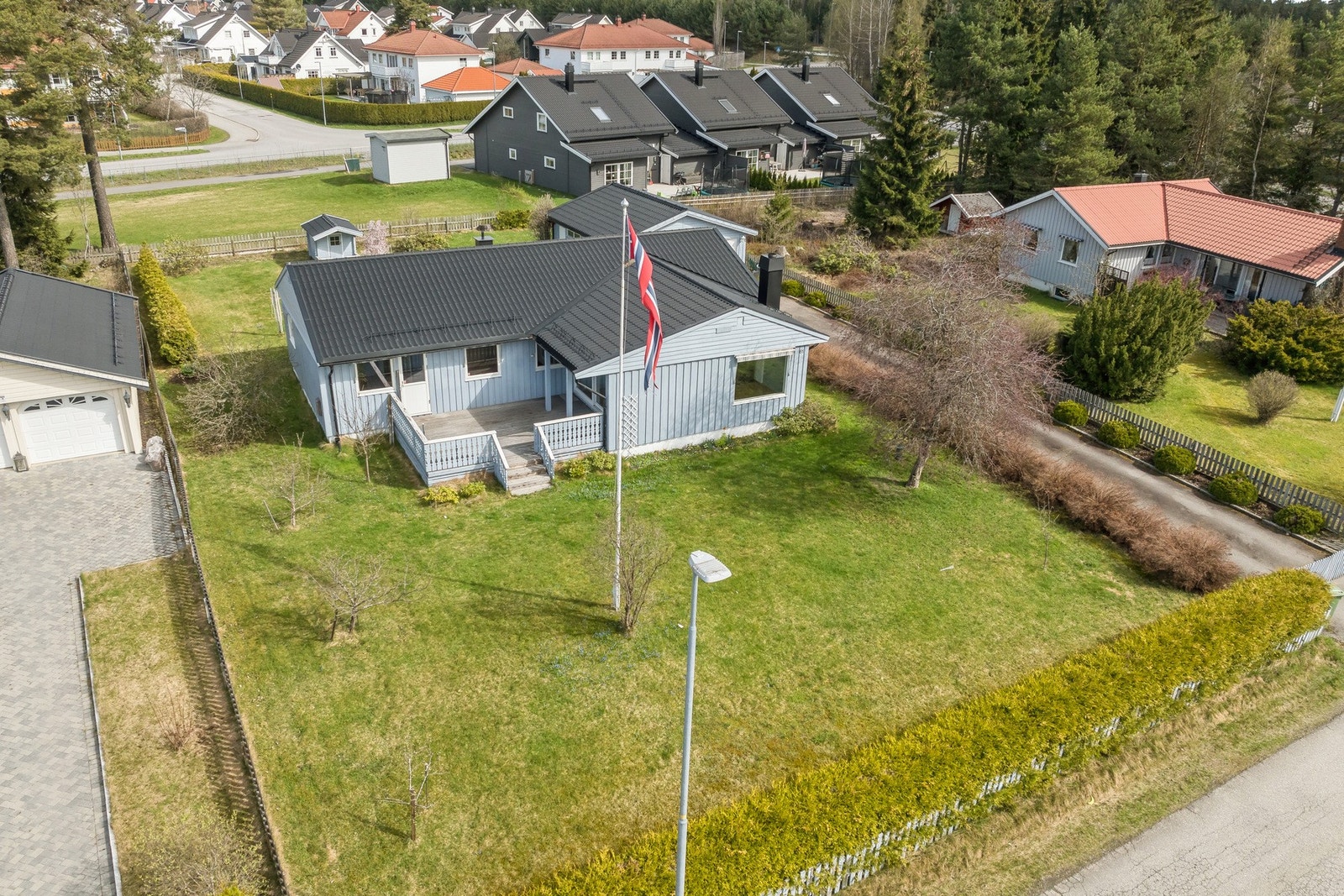 En romslig enebolig med populær og familievennlig beliggenhet på Nordbymoen. Galleribilde