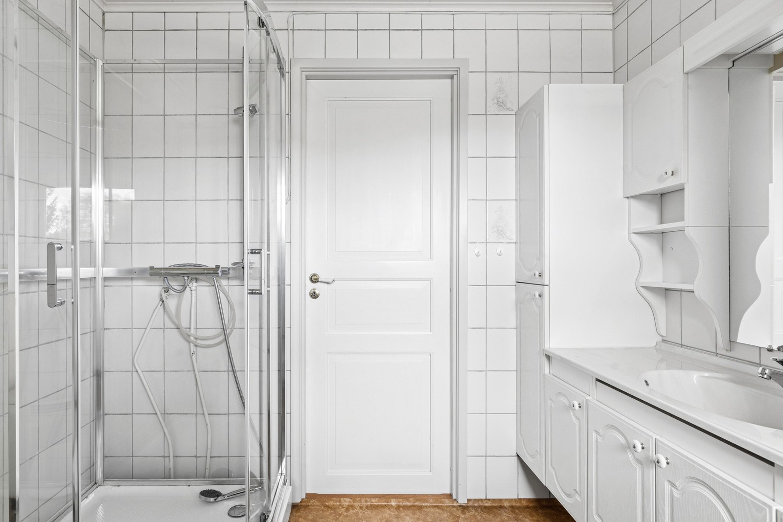 Badet har videre dusjkabinett og gulvmontert toalett. Galleribilde