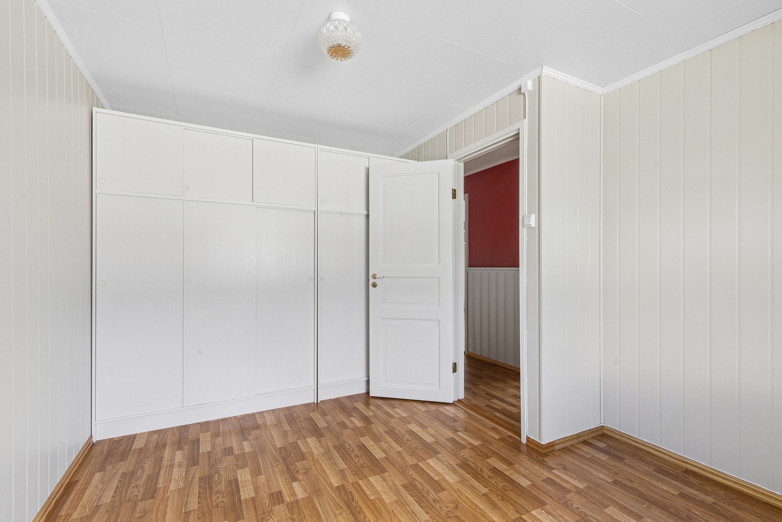 Originalt er det oppført 4 soverom i etasjen. Det er derfor gode muligheter til å etablere et fjerde soverom. Galleribilde