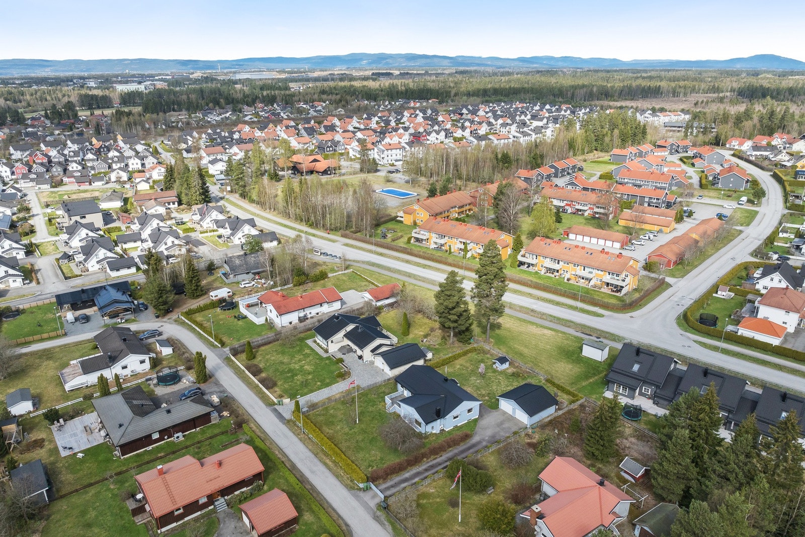 Fra eiendommen har du gangavstand til alle urbane fasiliteter, inkludert barnehager, skoler og kjøpesenter. Galleribilde