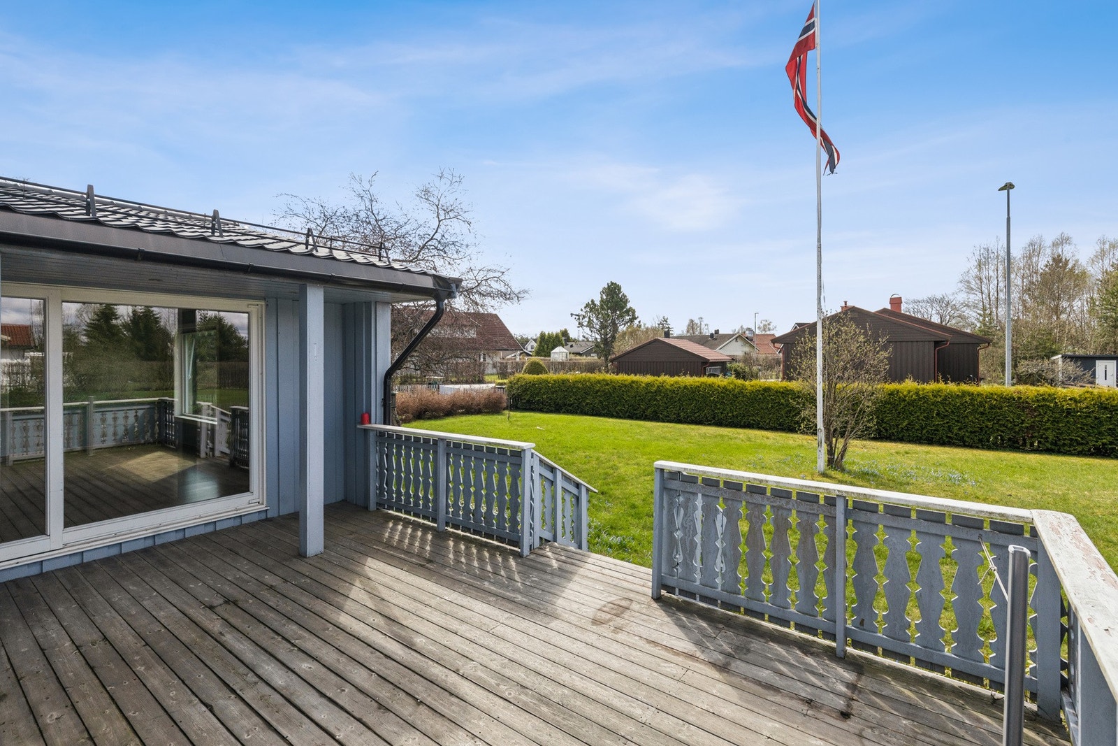 Eiendommen har en fantastisk tomt med terrasse og en flott hage med gode solforhold. Galleribilde