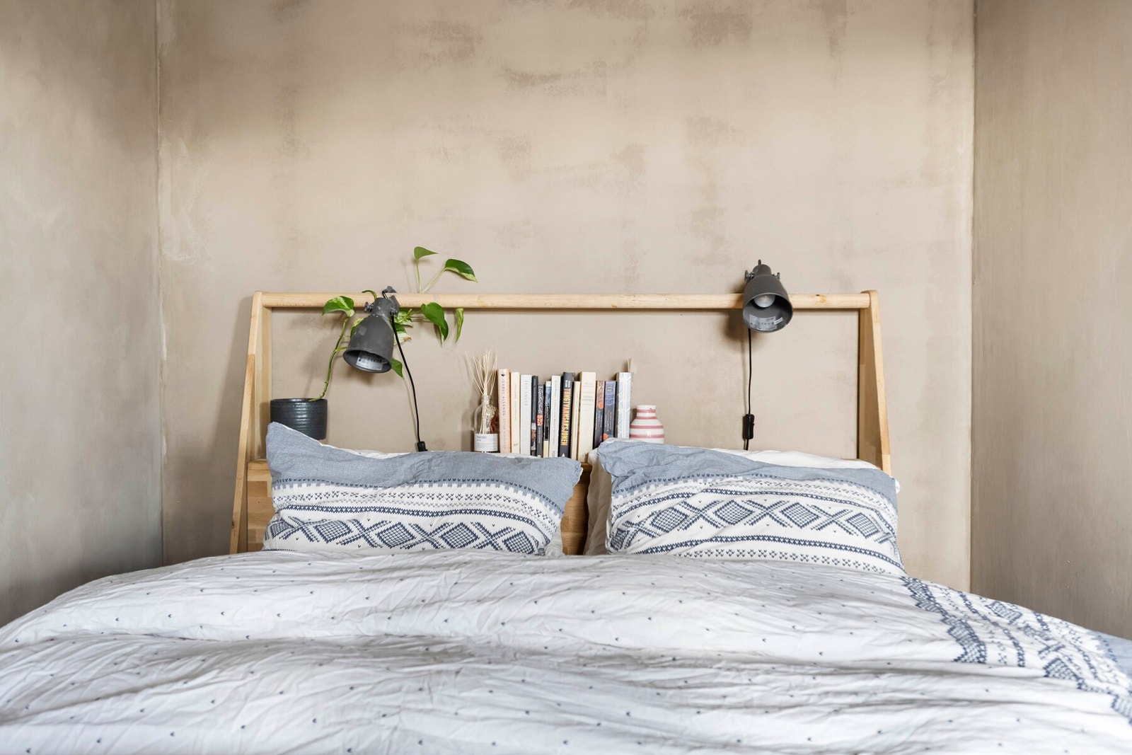 Leiligheten har et lekkert soverom med kalkmalte vegger og parkettgulv fra 2021. Galleribilde