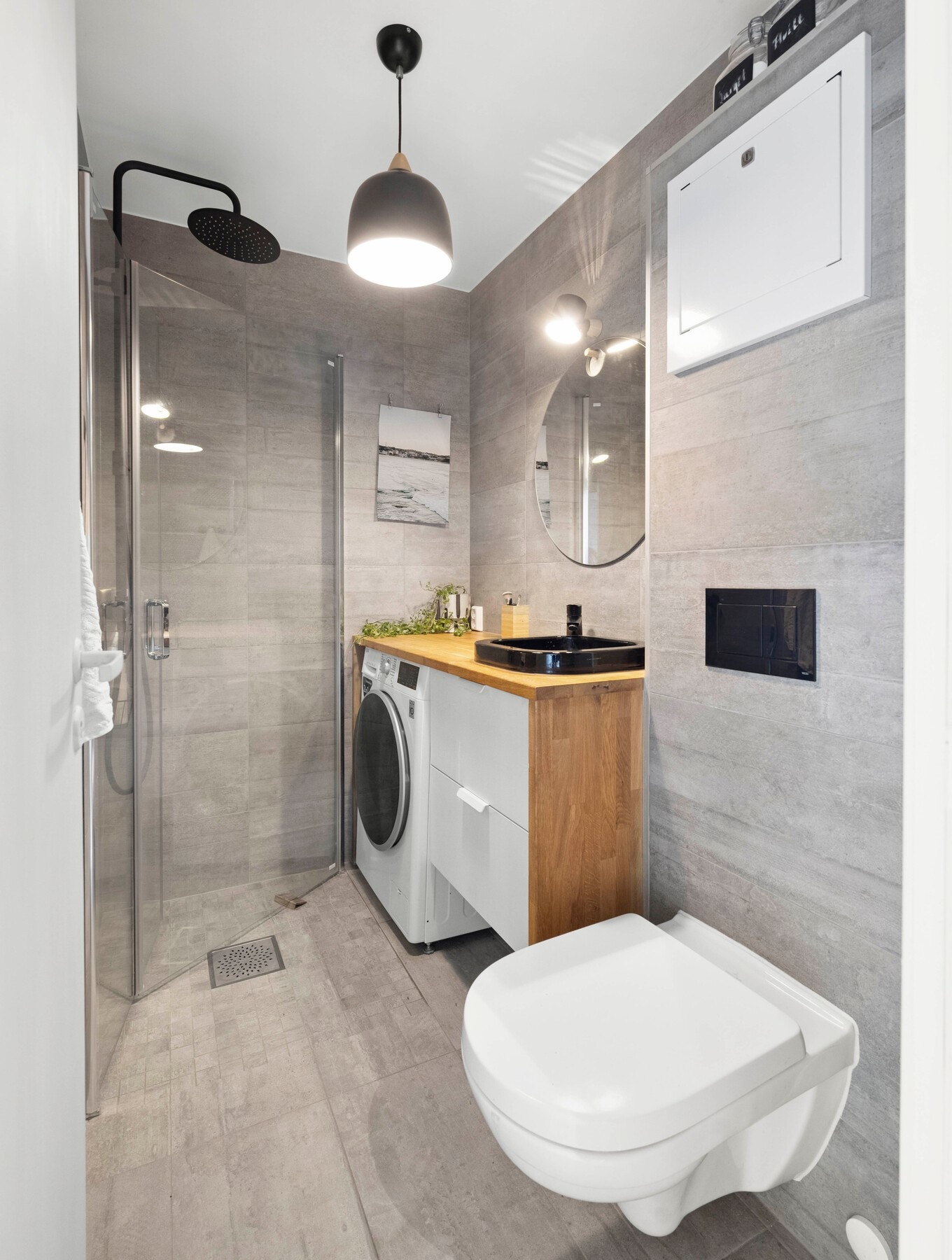 Delikat, flislagt bad fra 2018 med behagelig gulvvarme og opplegg for vaskemaskin. Galleribilde