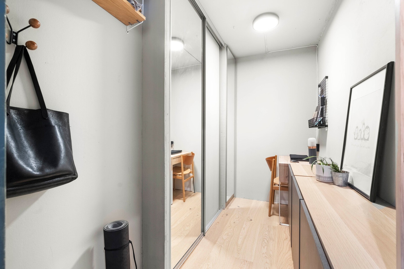 I tilknytning til entreen er en walk-in garderobe med en romslig skyvedørsgarderobe med speilfronter hvor du har god plass til oppbevaring av sesongutstyr og diverse. Galleribilde