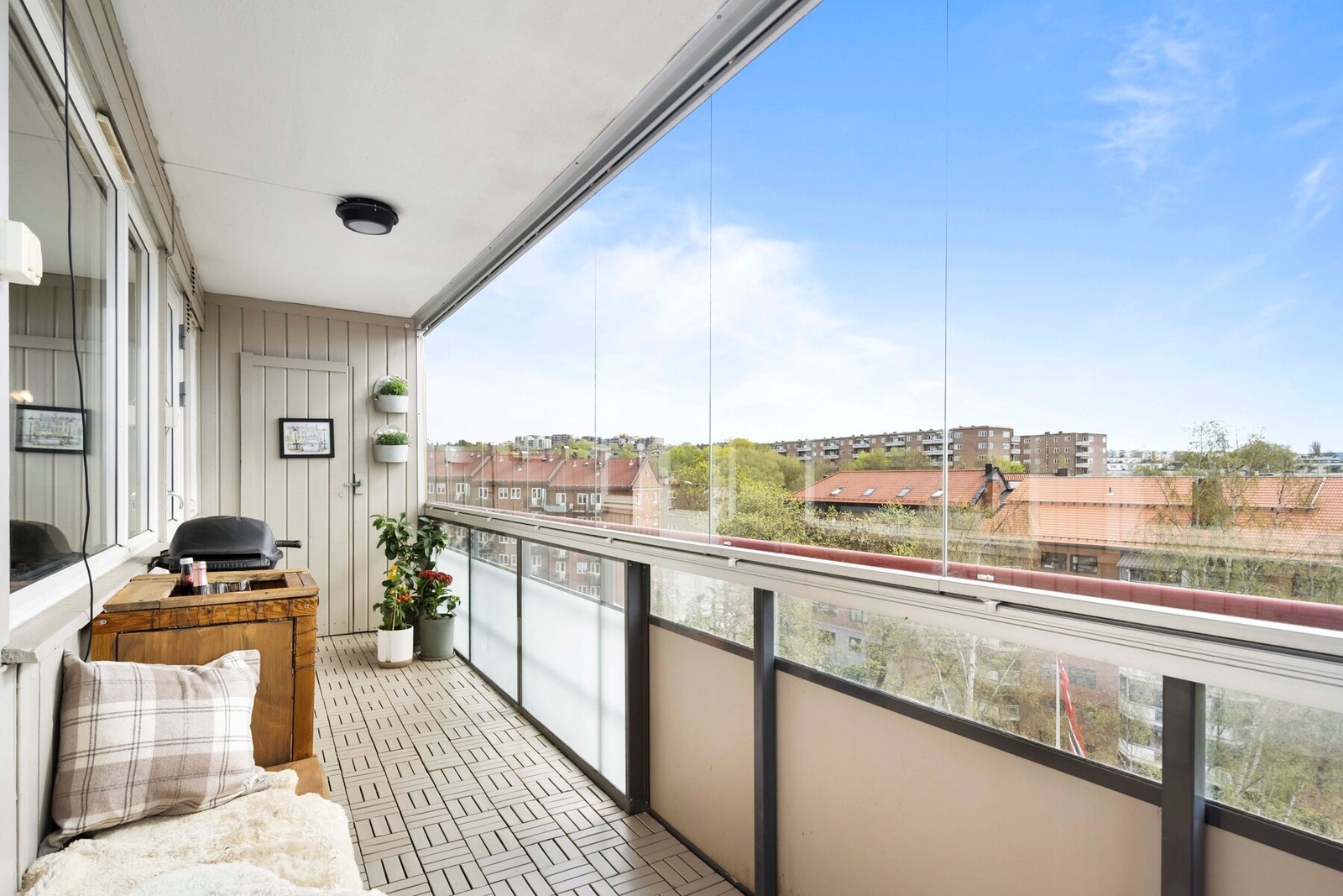 Balkonggulvet er belagt med fliser og rekkverk er av stålprofiler, glass og fasadeplater. Galleribilde