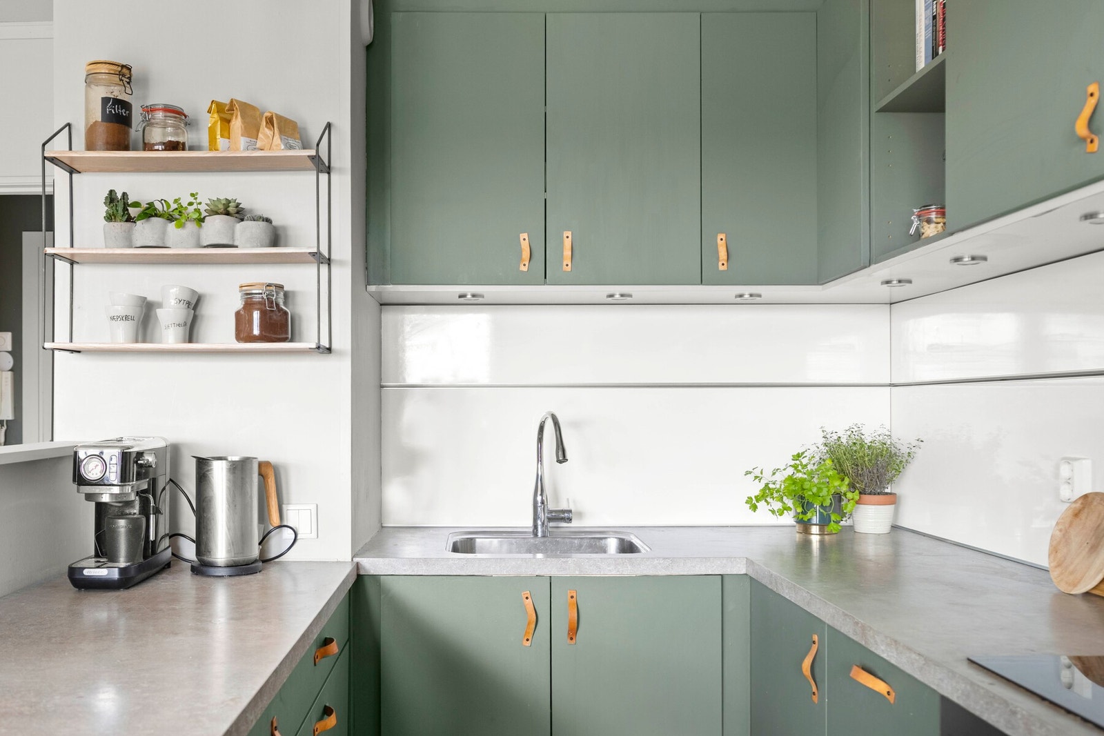 Kjøkkeninnredning fra 2013 med glatte fronter, pusset opp og malt i 2020 og benkeplate av laminat med oppvaskkum av rustfritt stål. Galleribilde