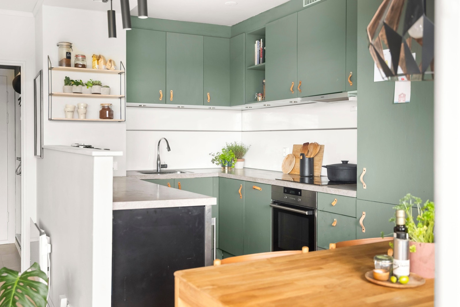 Hvitevarer bestående av integrert kjøleskap med frysedel fra 2023, vinskap fra 2020, komfyr, platetopp, oppvaskmaskin fra 2020 og kjøkkenventilator med kullfilter, medfølger salget. Galleribilde