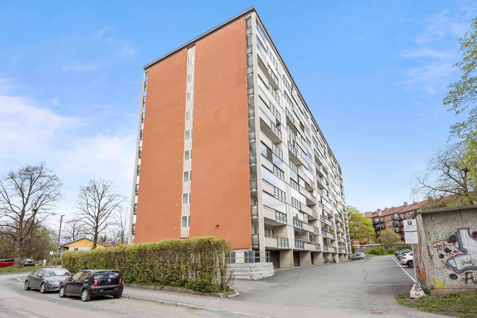 Leiligheten ligger i et etablert og tilbaketrukket boligområde, men kort vei til bl.a. flotte grønne lunger som Torshovdalen og Torshovparken, samt koselige turstier langs Akerselva. Galleribilde