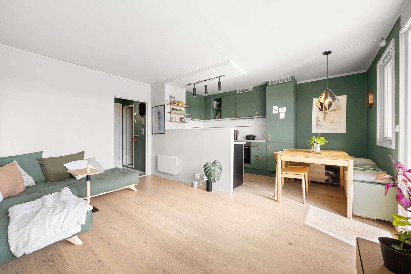 En attraktiv 2-roms beliggende i byggets 7. etasje med heisadkomst og fantastisk utsikt mot fjorden! Galleribilde