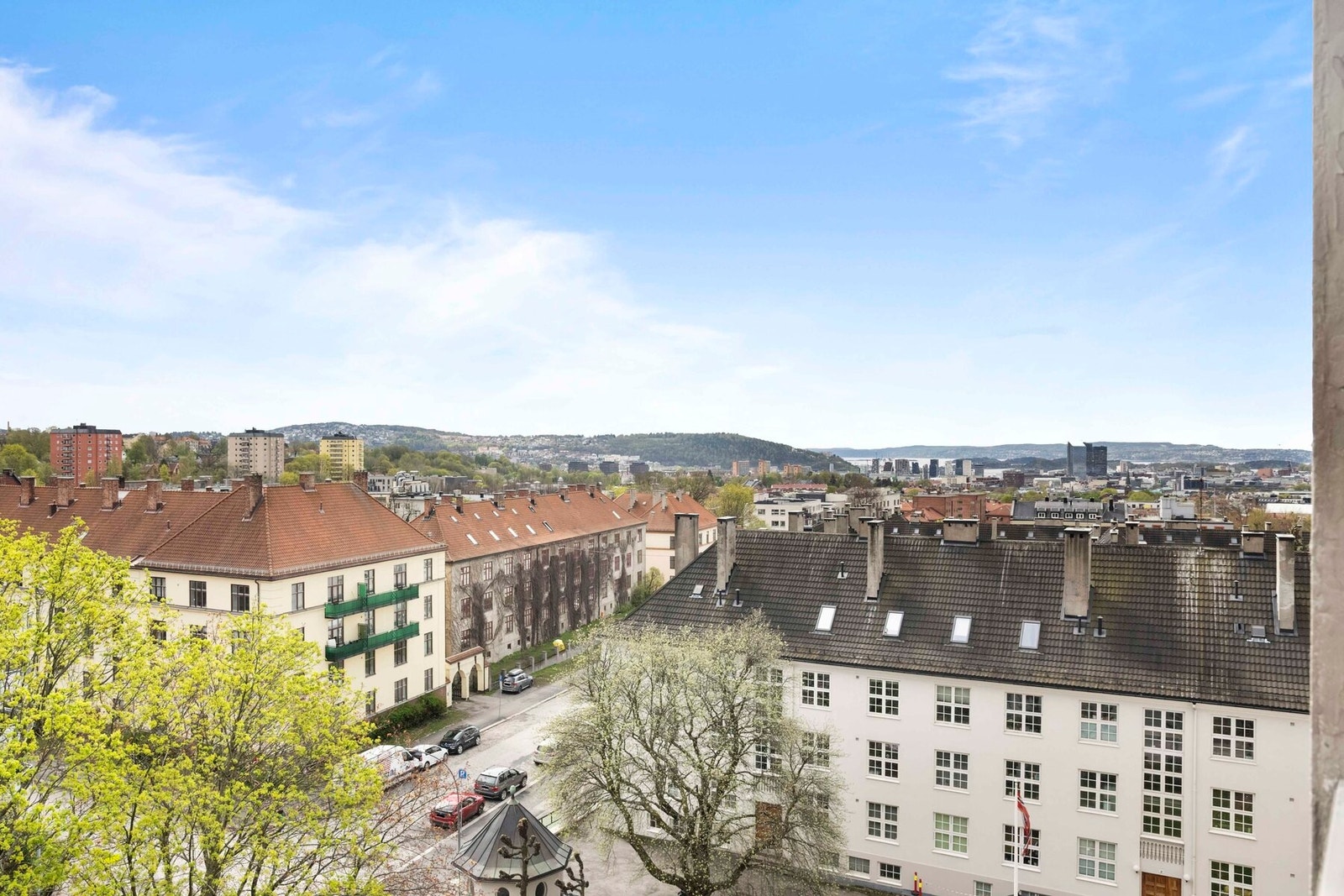 Her har du fantastisk utsikt som strekker seg over byen og utover fjorden. Galleribilde
