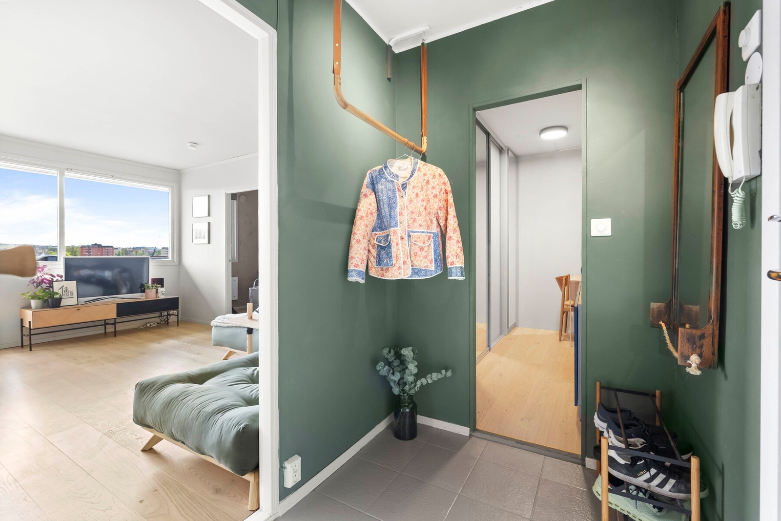 Velkommen inn! Det første som møter deg er en romslig og fin entré som gir et godt førsteinntrykk av boligen. Galleribilde