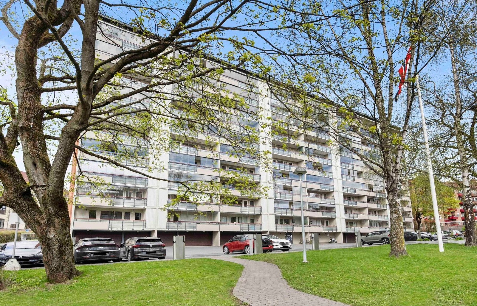 Adkomst gjøres via felles trappegang med heis og callinganlegg. Galleribilde