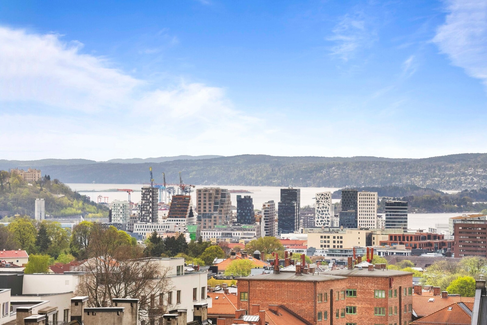 Her har du fantastisk utsikt som strekker seg over byen og utover fjorden. Galleribilde