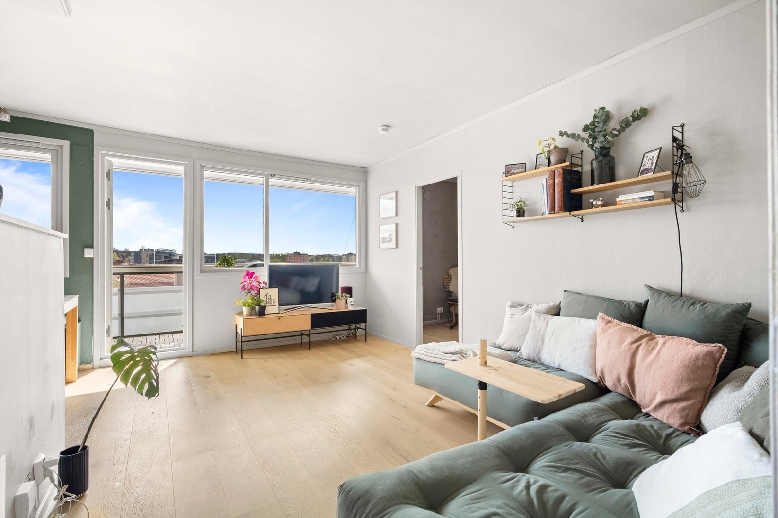 En attraktiv 2-roms beliggende i byggets 7. etasje med heisadkomst og fantastisk utsikt mot fjorden! Galleribilde