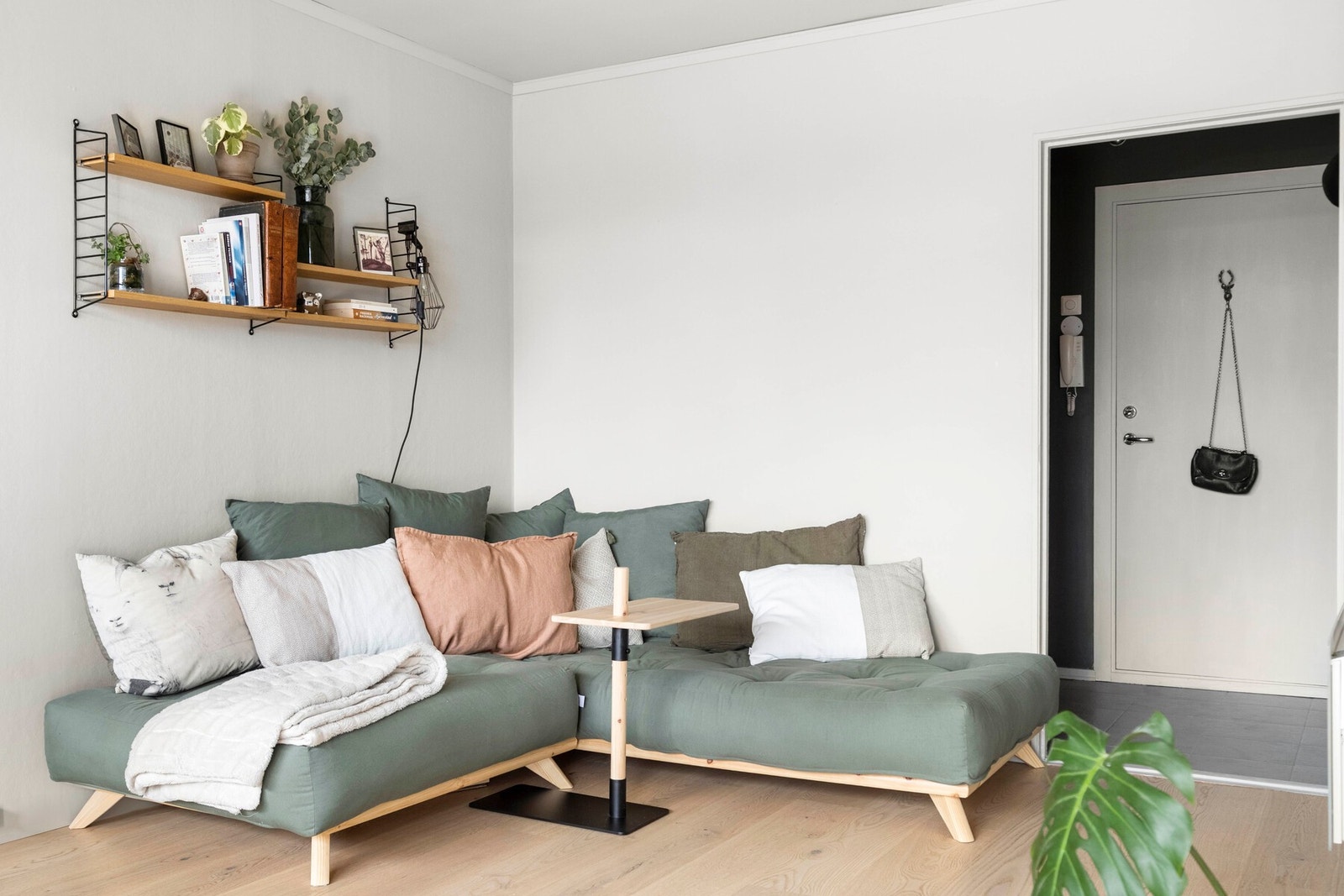 Det er naturlig plass til en sofa og TV med tilhørende møblement, samt en spisegruppe i tilknytning til kjøkkenet. Galleribilde