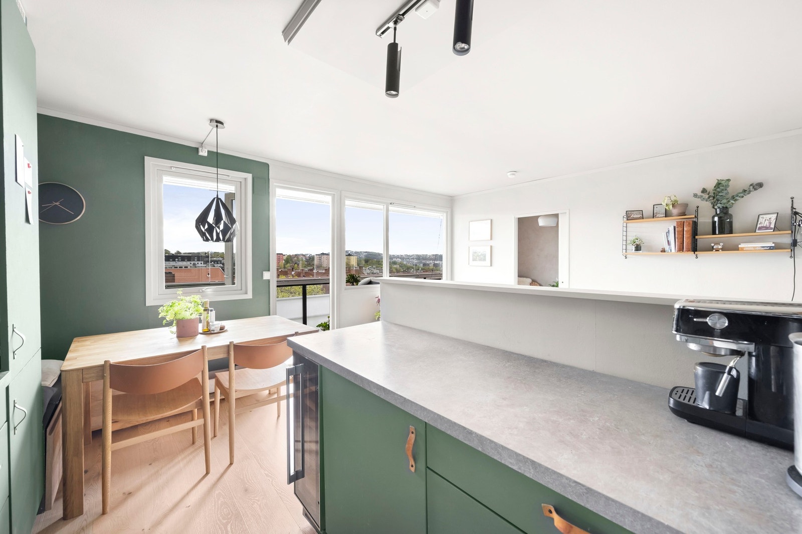 Det er god skap- og benkeplass for matlaging og oppbevaring av kjøkkenredskaper. Galleribilde