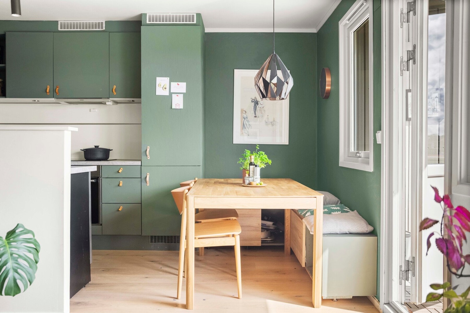 Kjøkkenet ligger i en åpen og sosial løsning med stuen - perfekt for sosiale sammenkomster. Galleribilde