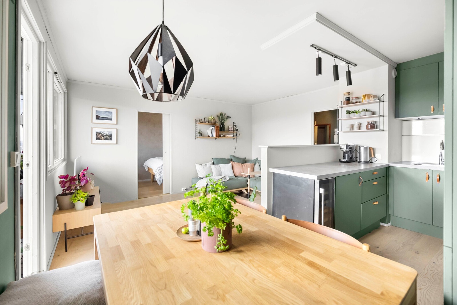 Videre er kjøkkenet utstyrt med benkeskapsbelysning og stikkontakter under overskap. Galleribilde