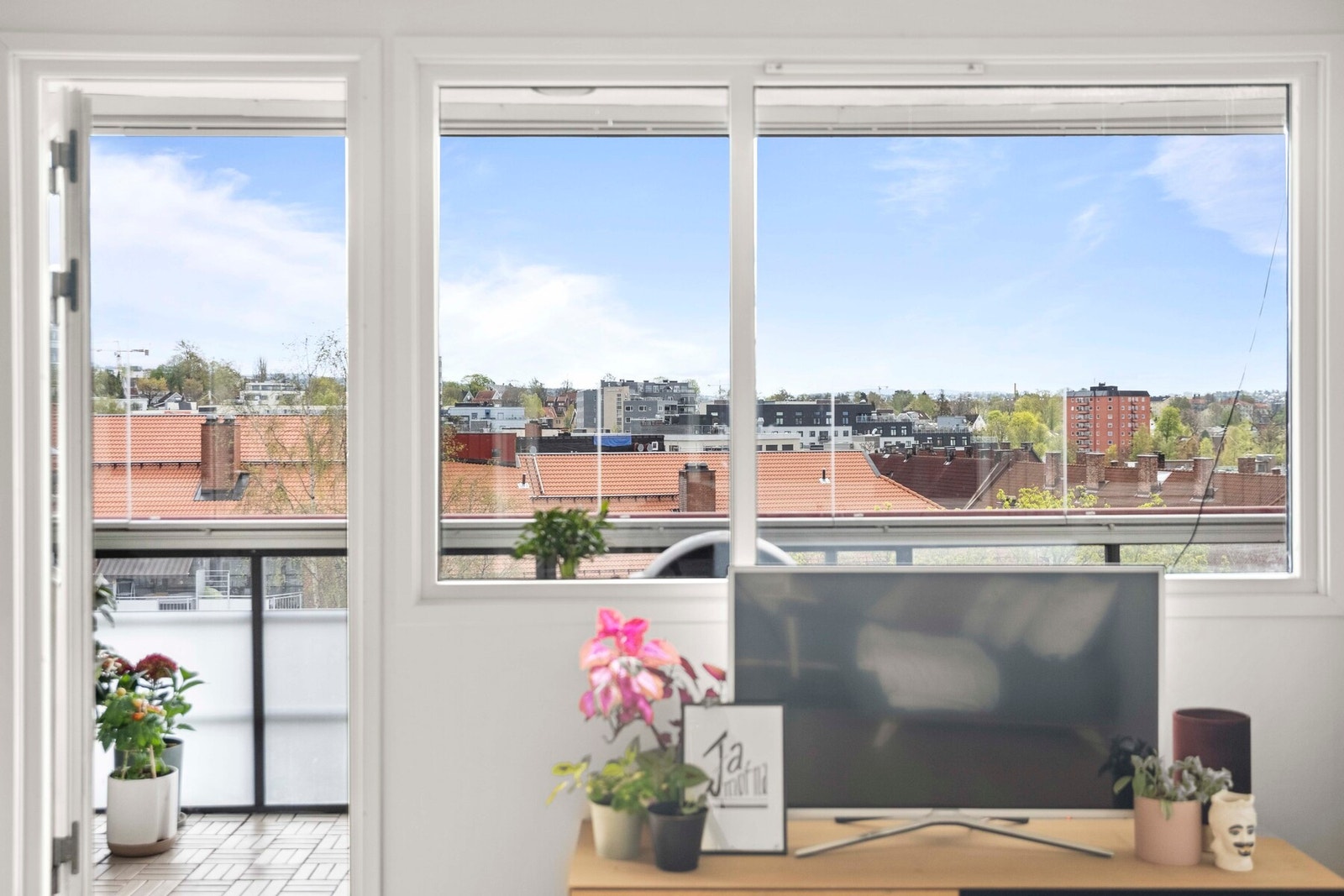 Fra stuen er det utgang til en herlig, innglasset balkong på 10 kvm. Galleribilde