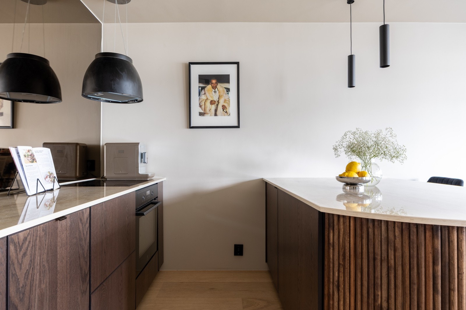 Det er en fin kombinasjon av skap- og benkeplass for både oppbevaring og matlaging. Galleribilde