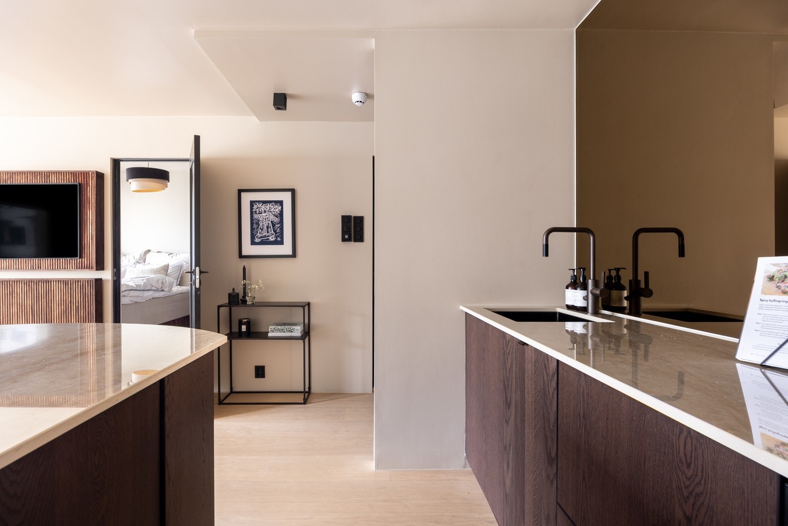 De integrerte hvietvarene medfølger handelen, og består av kjøleskap, fryser, stekeovn og nedfelt platetopp. Galleribilde