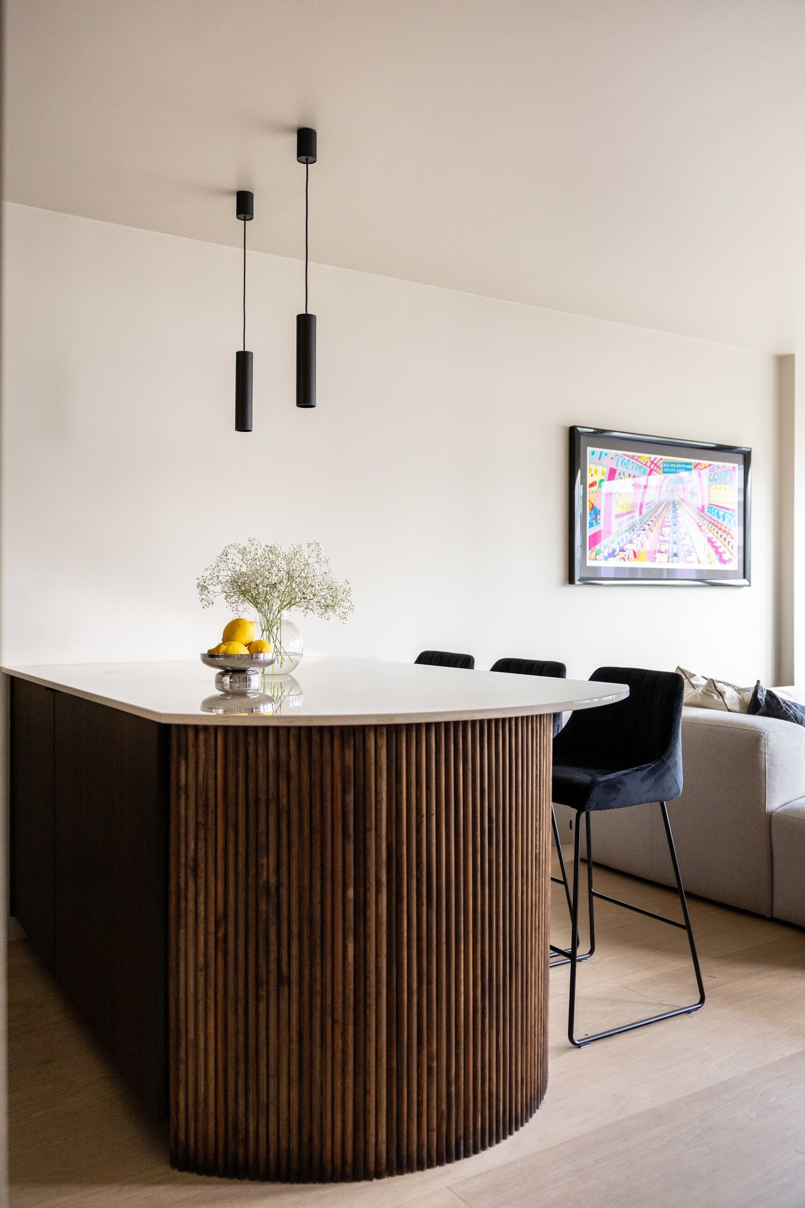 Åpen og sosial stue- og kjøkkenløsning med dekorativ og praktisk kjøkkenøy. Galleribilde