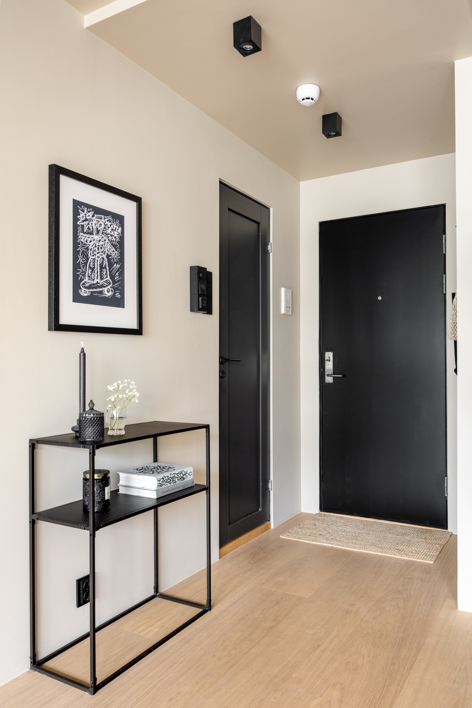 Innbydende entré med plass for klesoppheng. Galleribilde