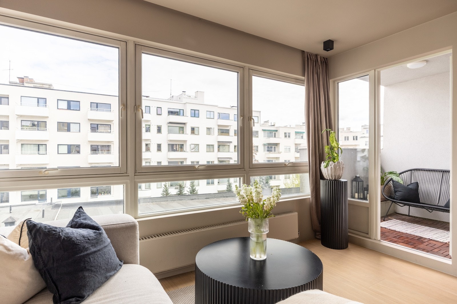 Store vindusflater slipper inn rikelig med naturlig lys. Galleribilde