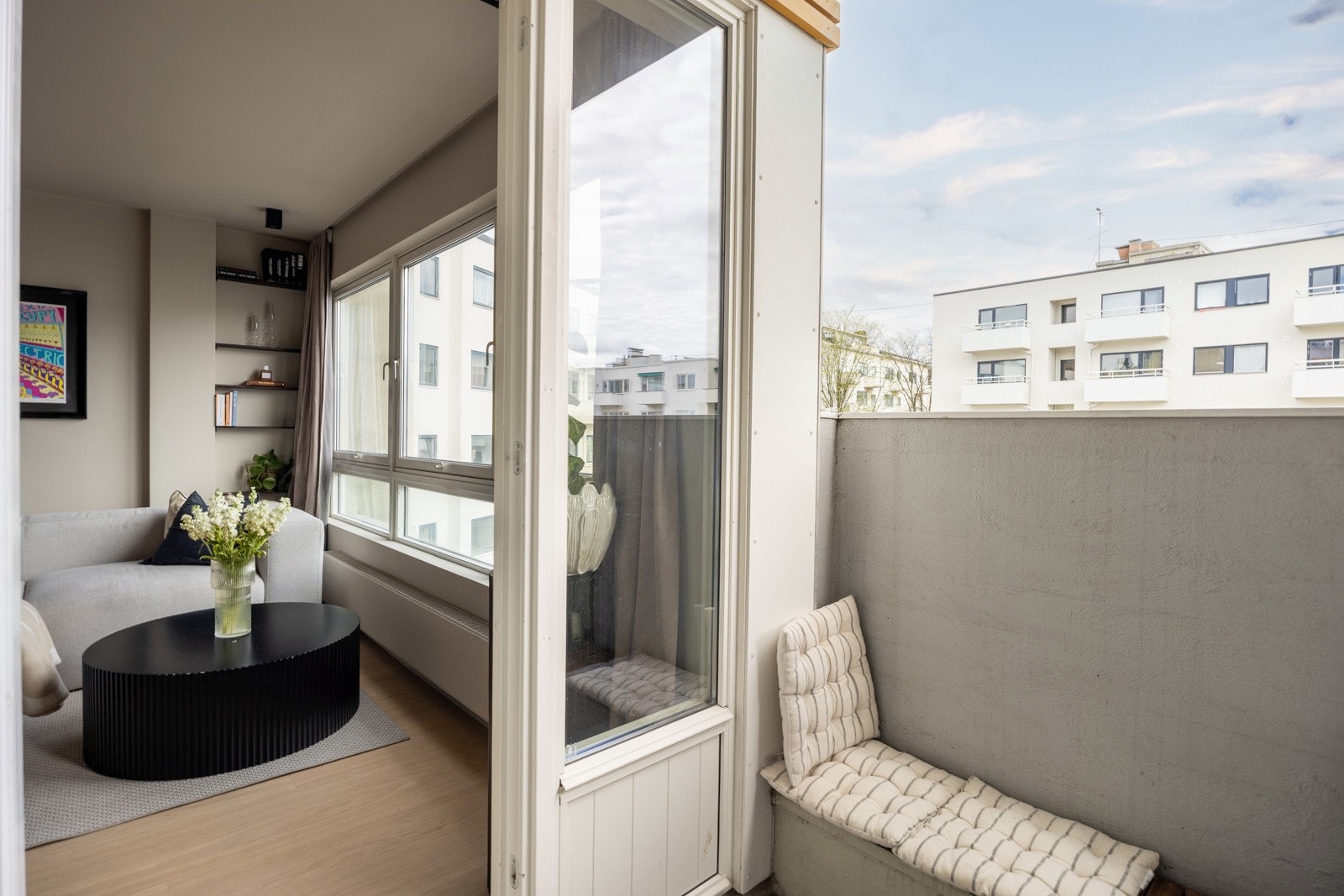 Fra stuen er det utgang til en koselig balkong. Galleribilde