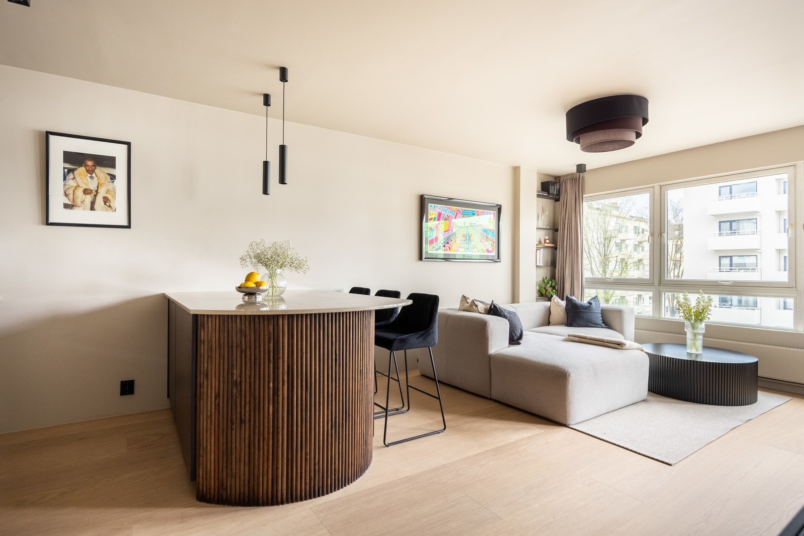 Innbydende stue med en fin planløsning som gjør det enkelt å innrede. Galleribilde