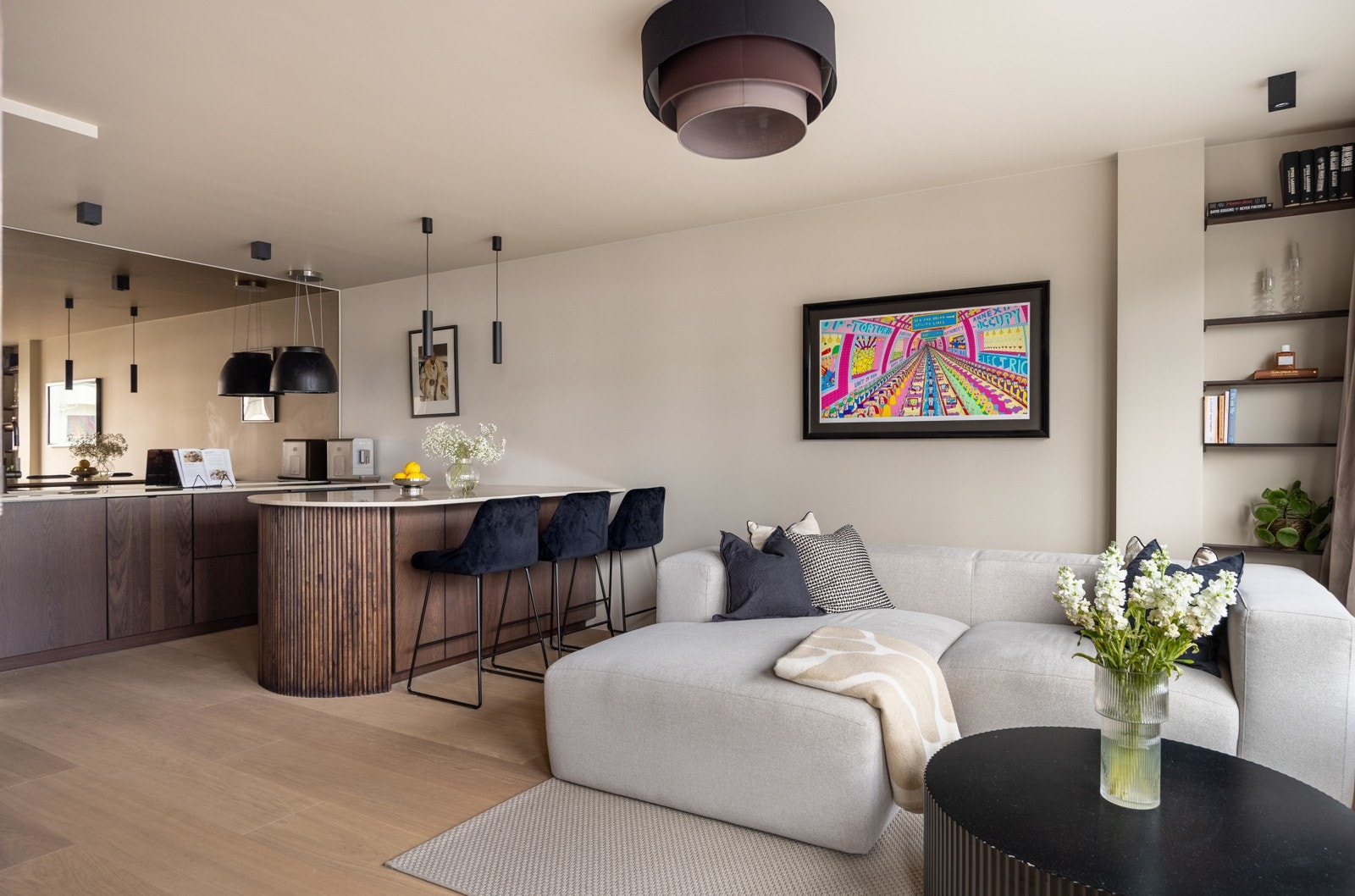 Stuen er malt i en moderne og behagelig fargetone. Galleribilde