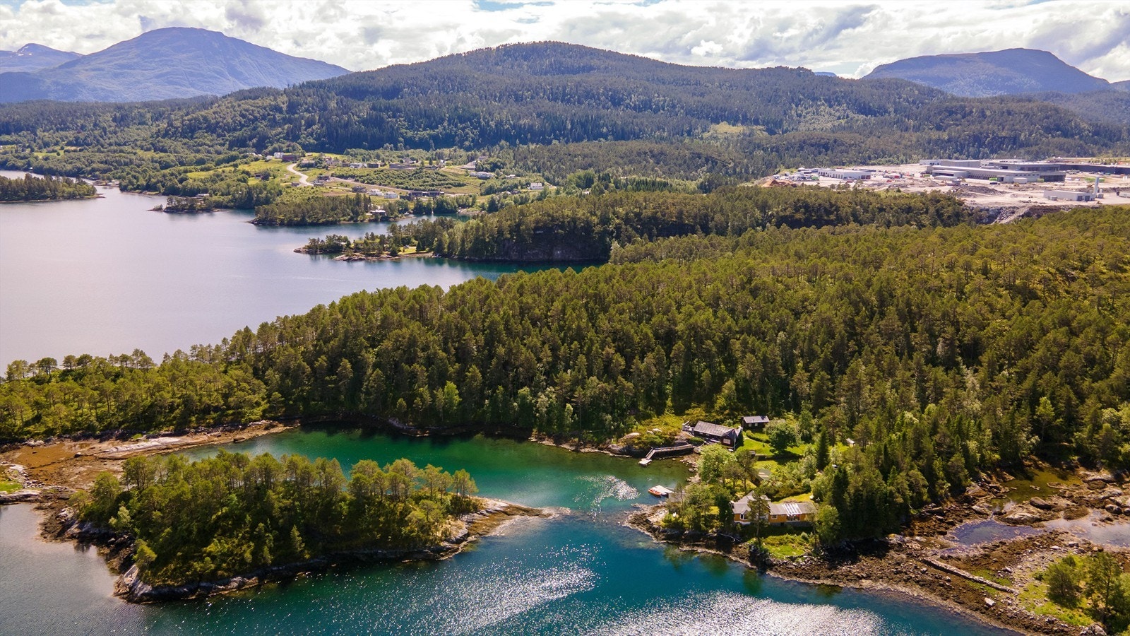 Dronebilde av eiendommen sett fra nord mot syd - næringsområdet på Digerneset sydvest for eiendommen Galleribilde