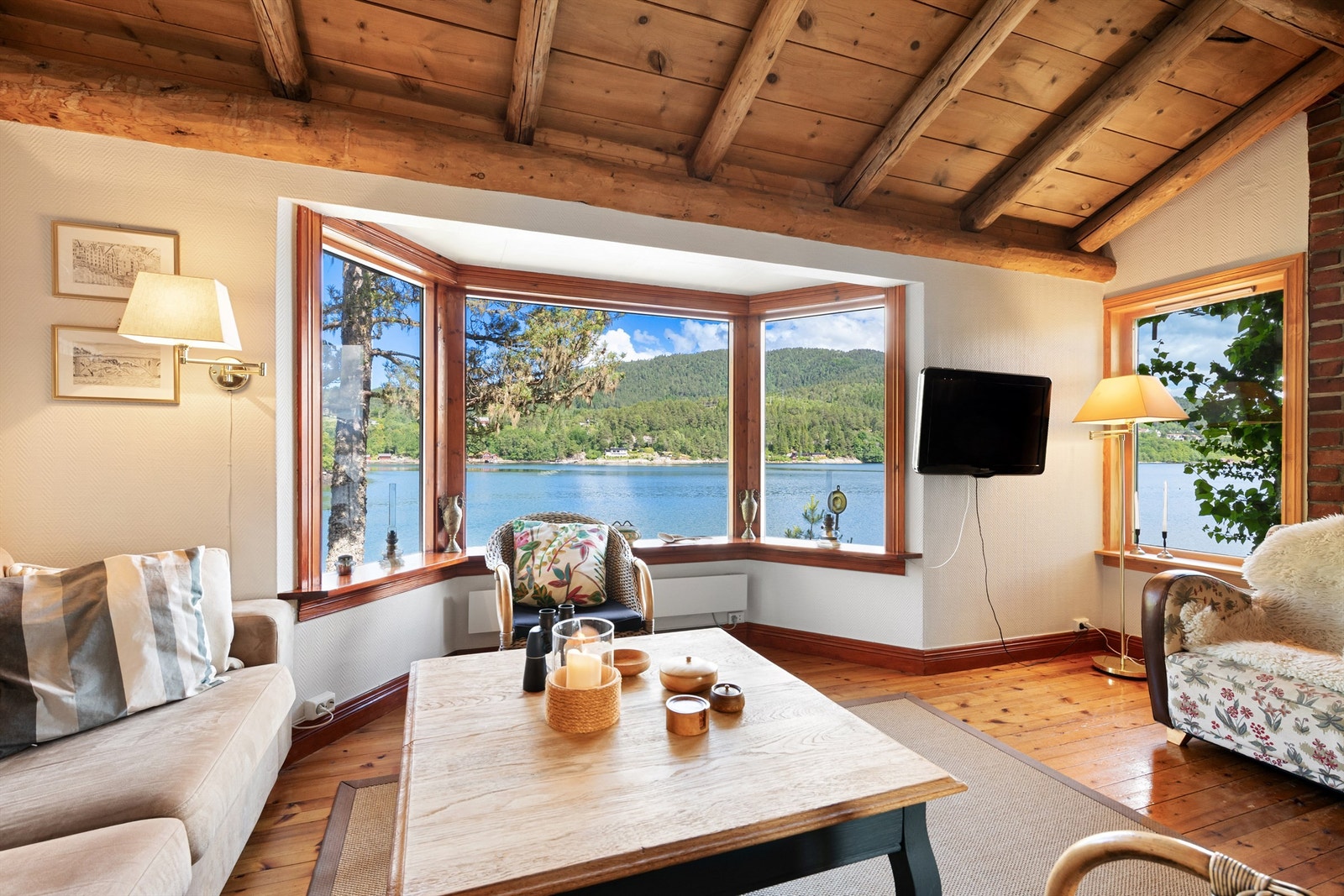 Stue med flott utsikt og åpen himling Galleribilde