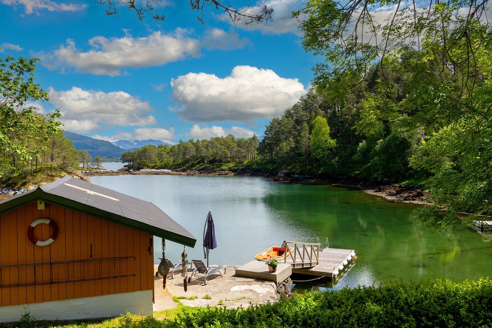 Naustet er beliggende mot øst og grenser til sjøen og en lun vik med bademuligheter Galleribilde