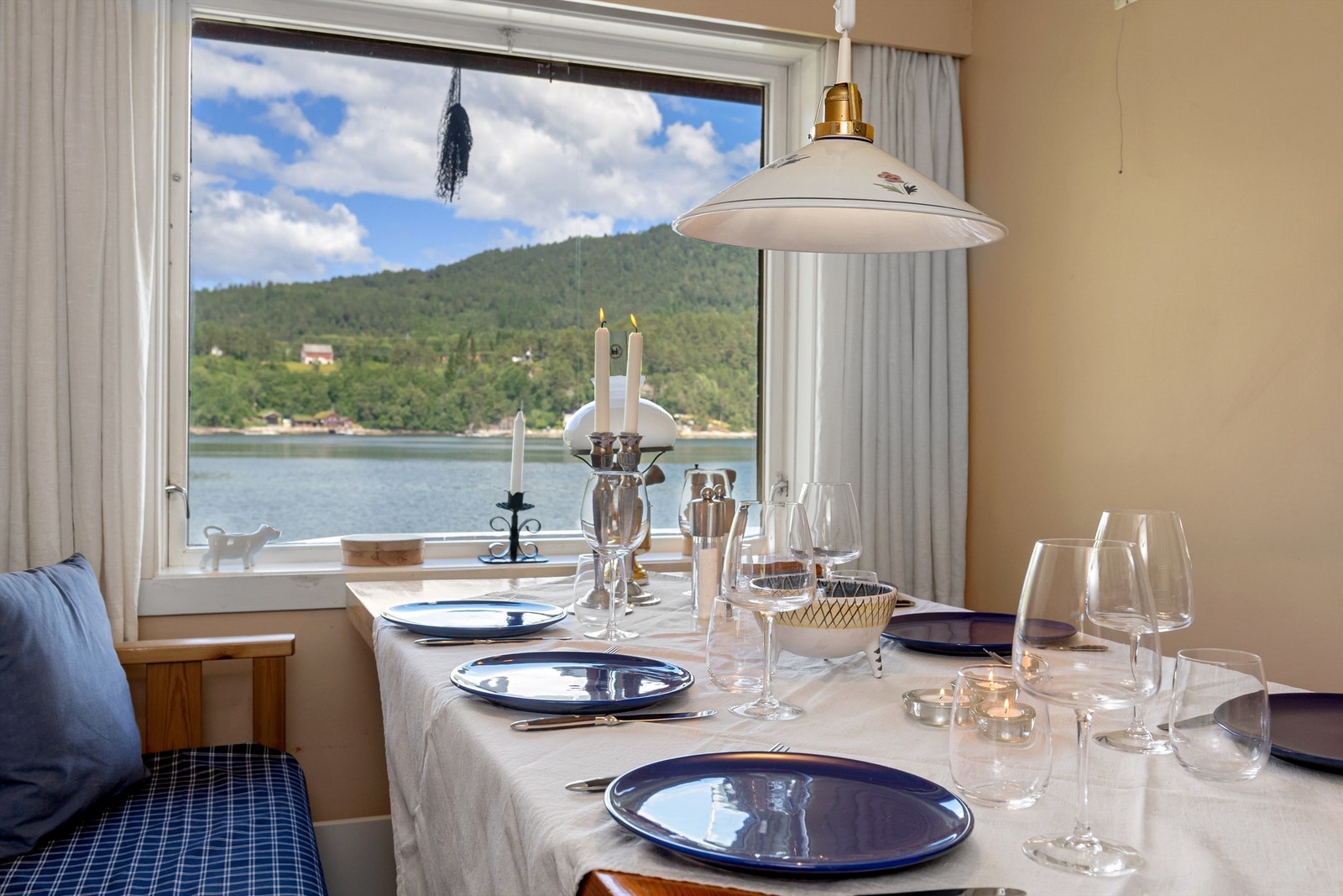 Flott utsikt fra spiseplass på kjøkkenet mot fjorden Galleribilde