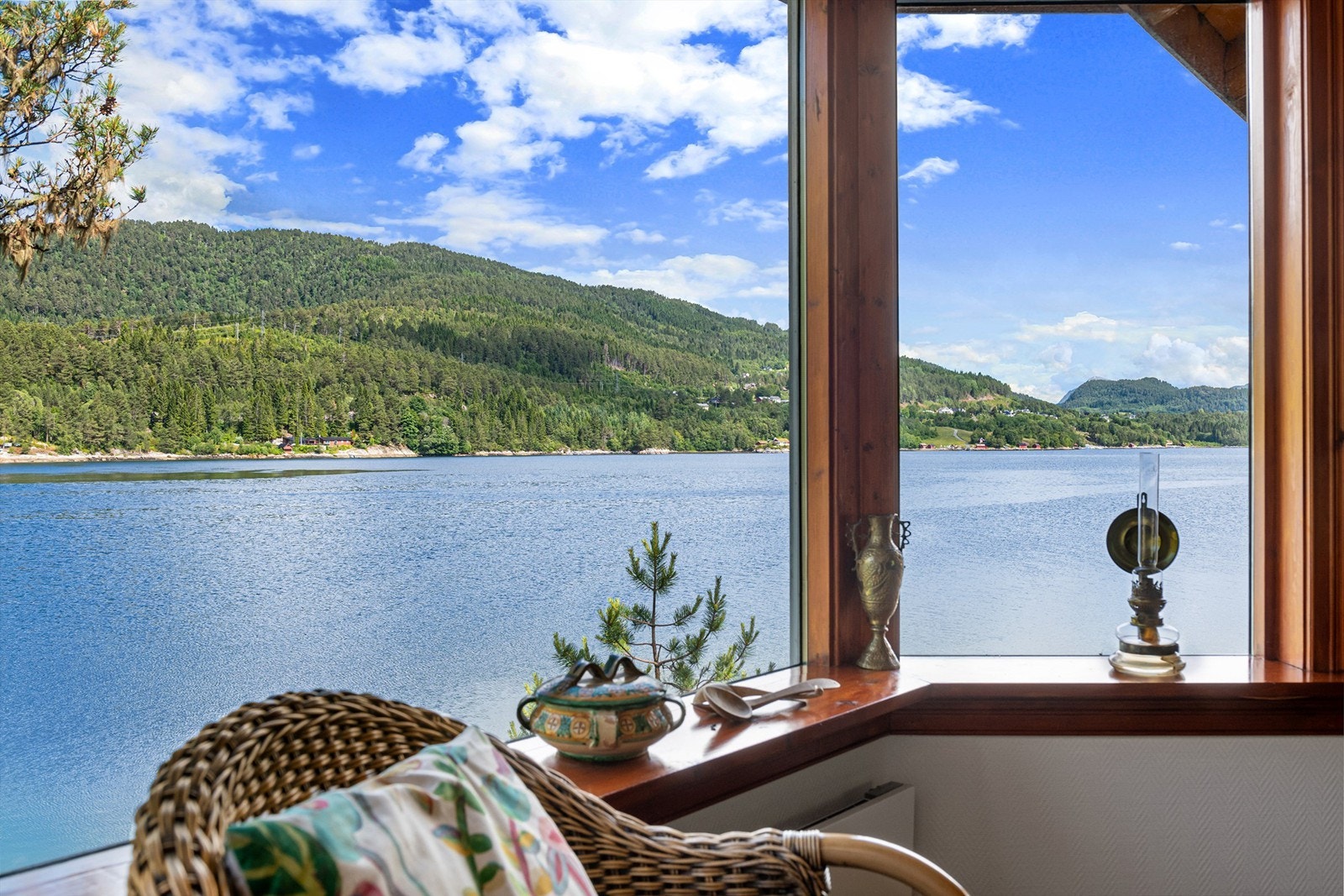 Stuen har gode lys og utsiktsforhold mot fjorden Galleribilde