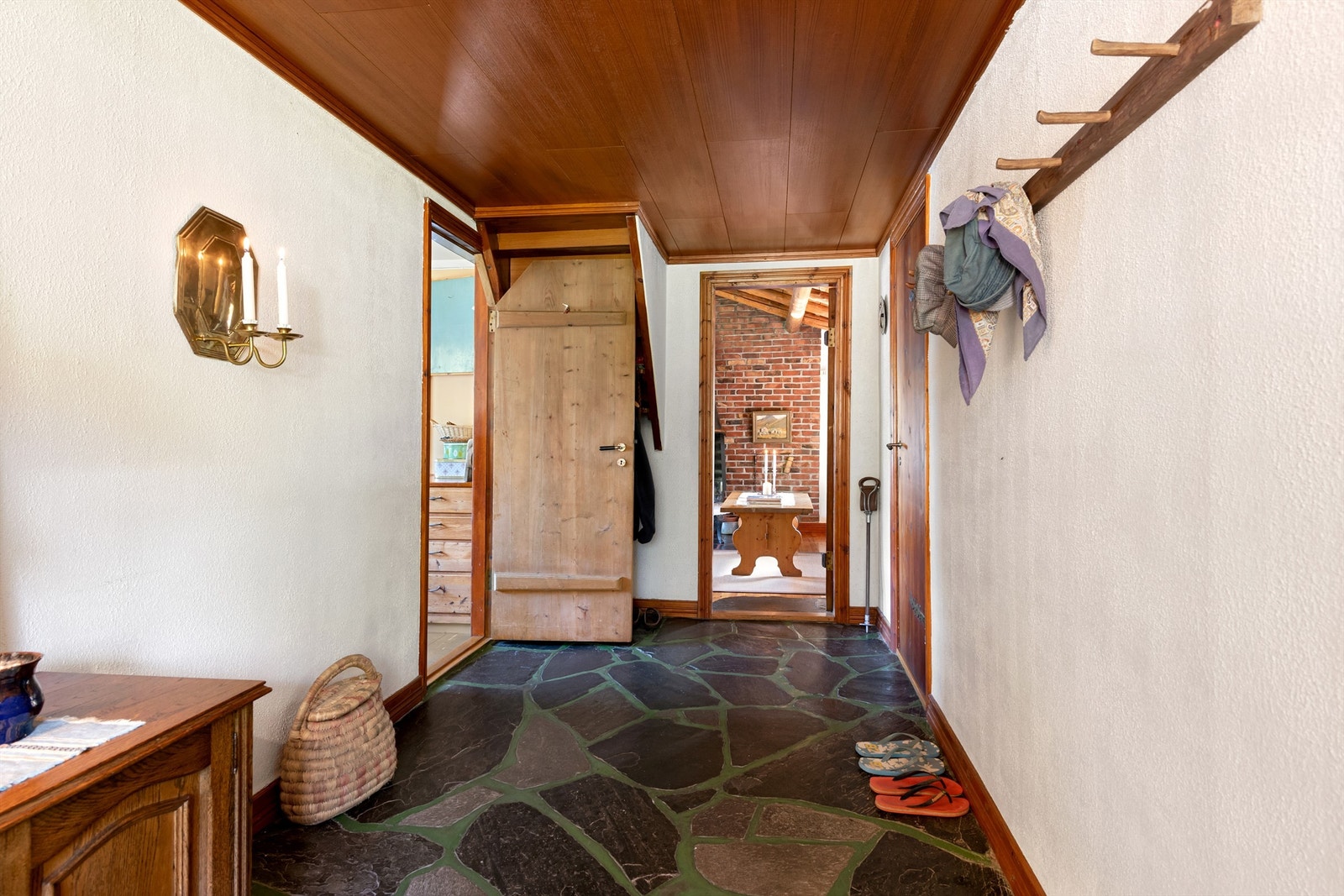 Romslig bad med skifer på gulv Galleribilde