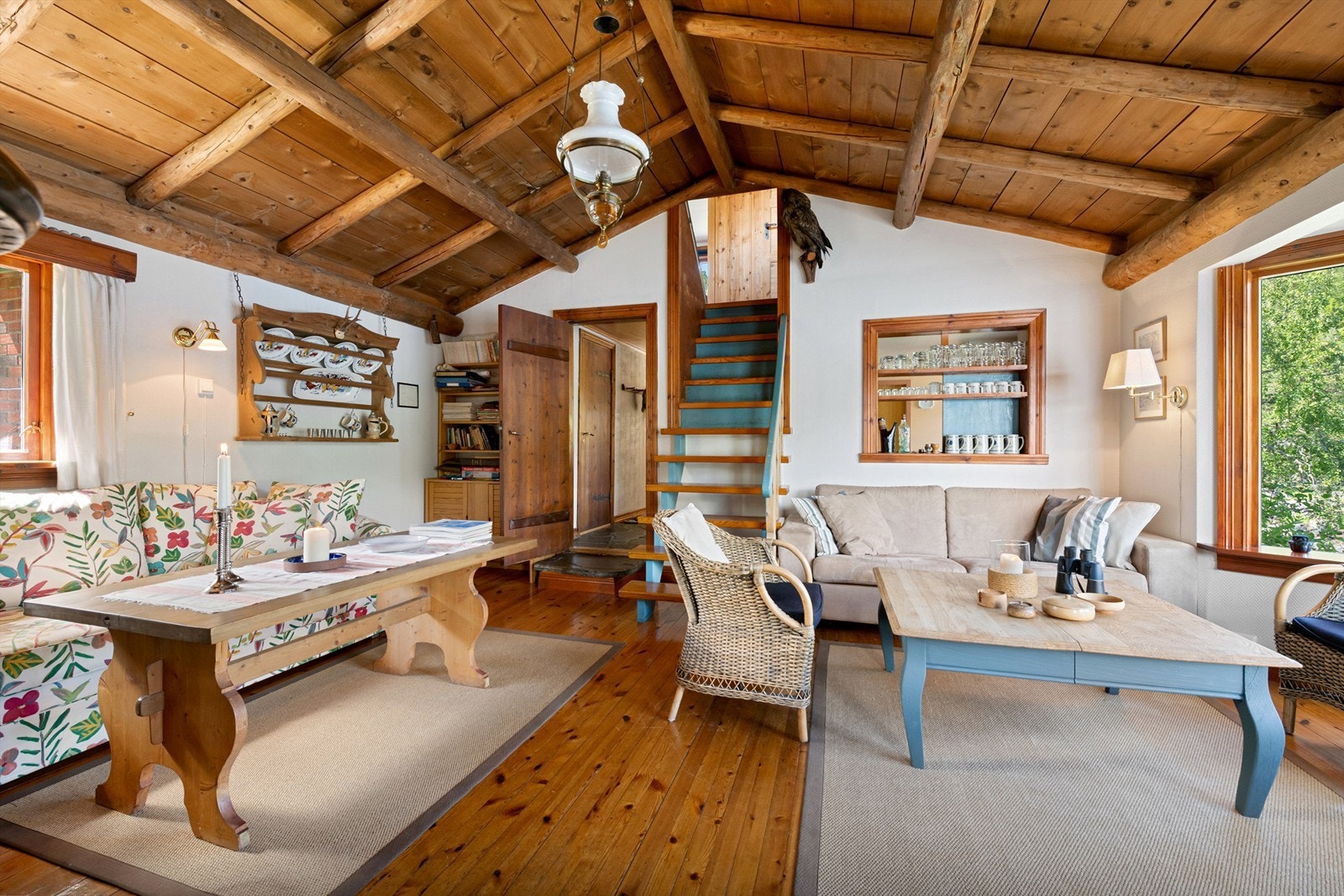 Fra stuen er det trapp til loftsetasjen med 3 soverom og gang Galleribilde