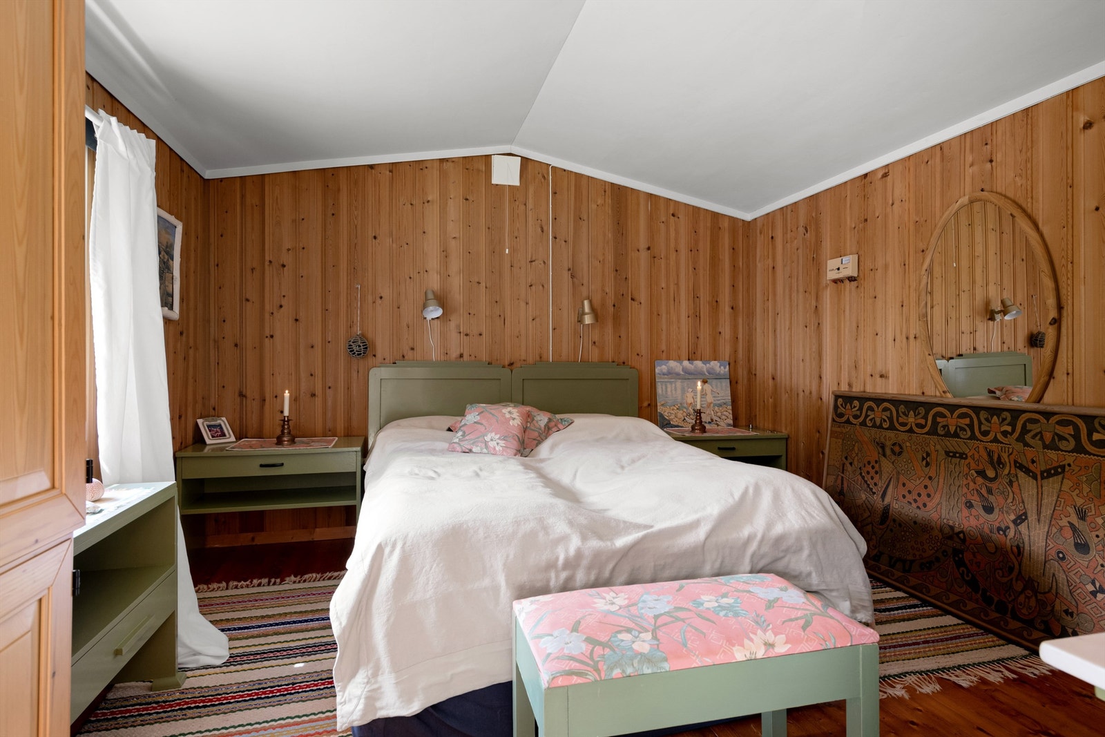 Soverom i anneks i 1. etasje med adkomst via overbygd uteplass Galleribilde