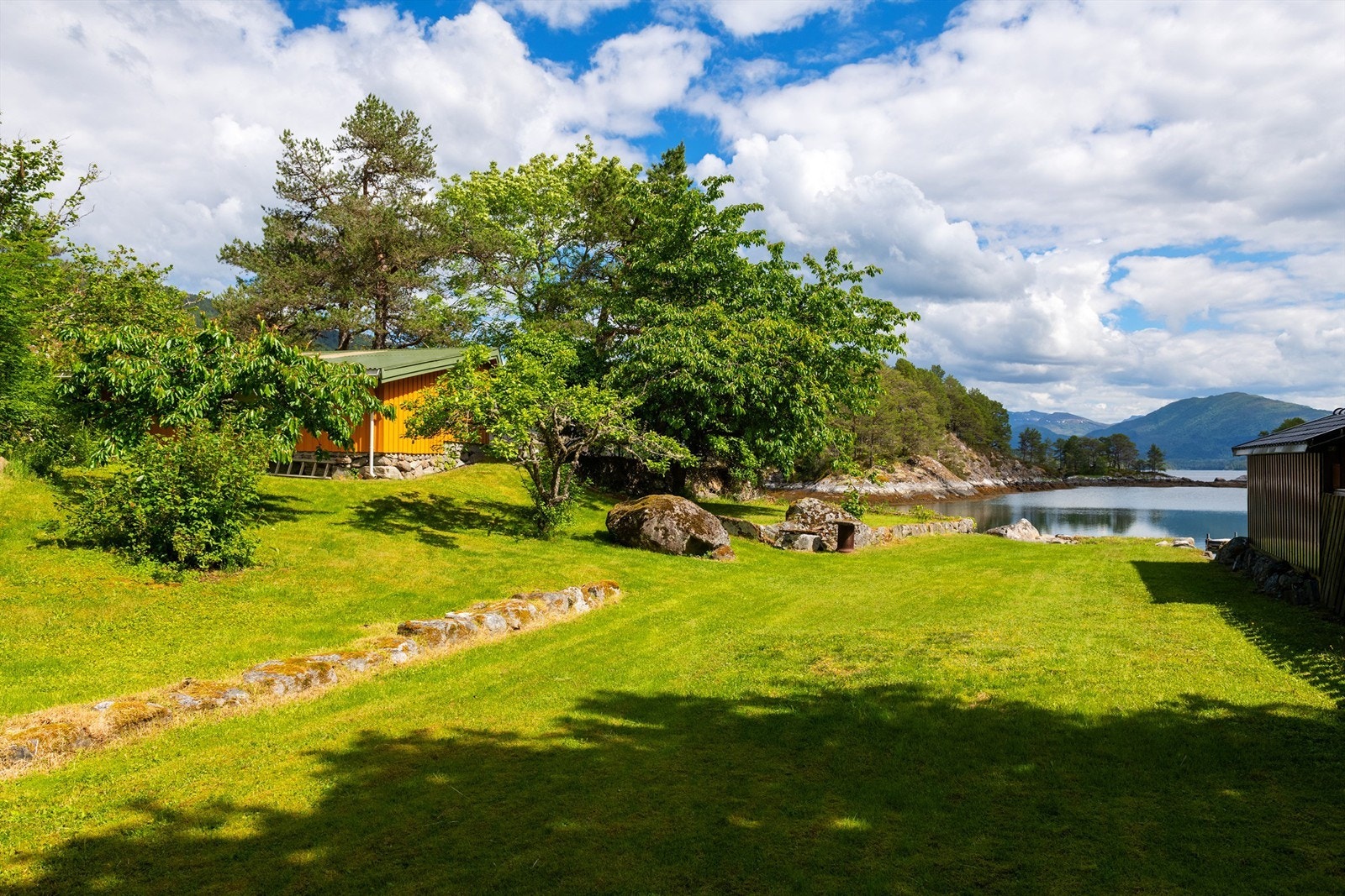 Hage og plenareal syd på tomten Galleribilde