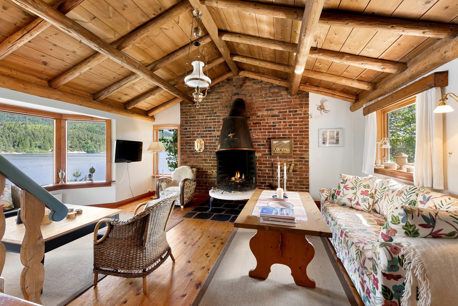 Stue med åpen peis og god takhøyde Galleribilde