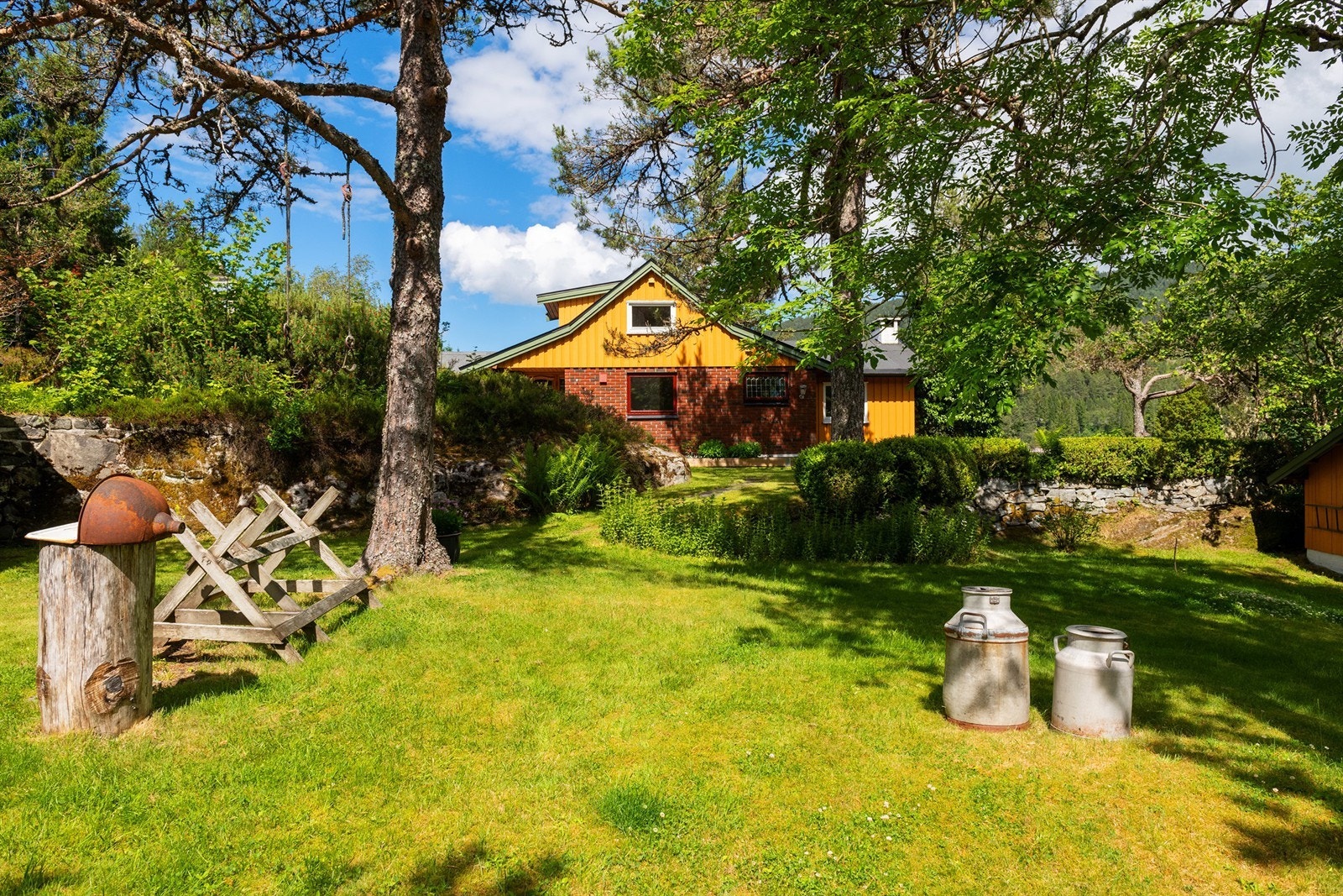 Åent opparbeidet og beplantet hage med flere soner og uteområder Galleribilde