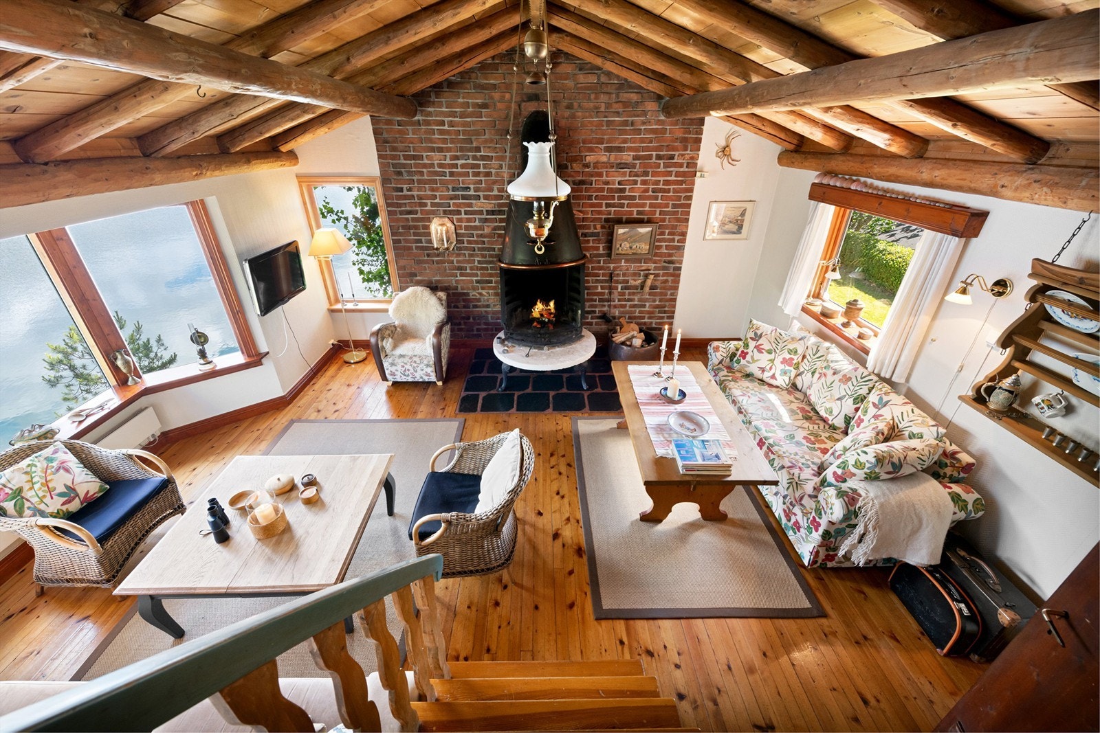 Oversikt over stuen sett fra loftstrappen Galleribilde