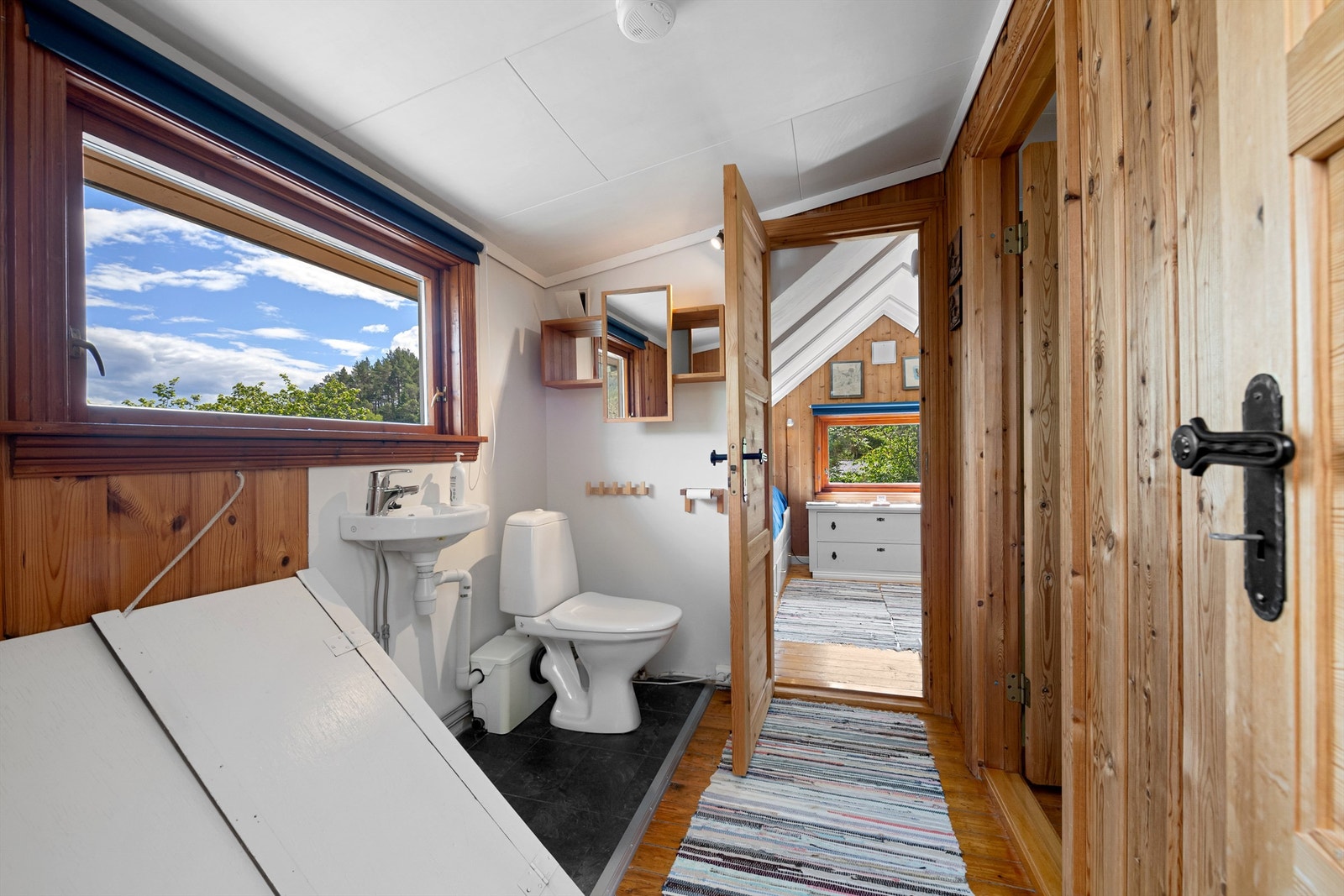 Gang/wc i loftsetasjen på hovedhytten Galleribilde