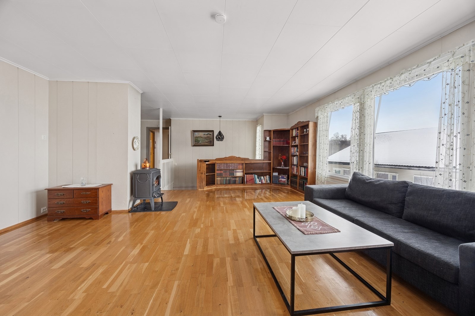 Stuen i 1. etasje er av fin størrelse og har godt med naturlig lysinnslipp gjennom store vindusflater. Galleribilde