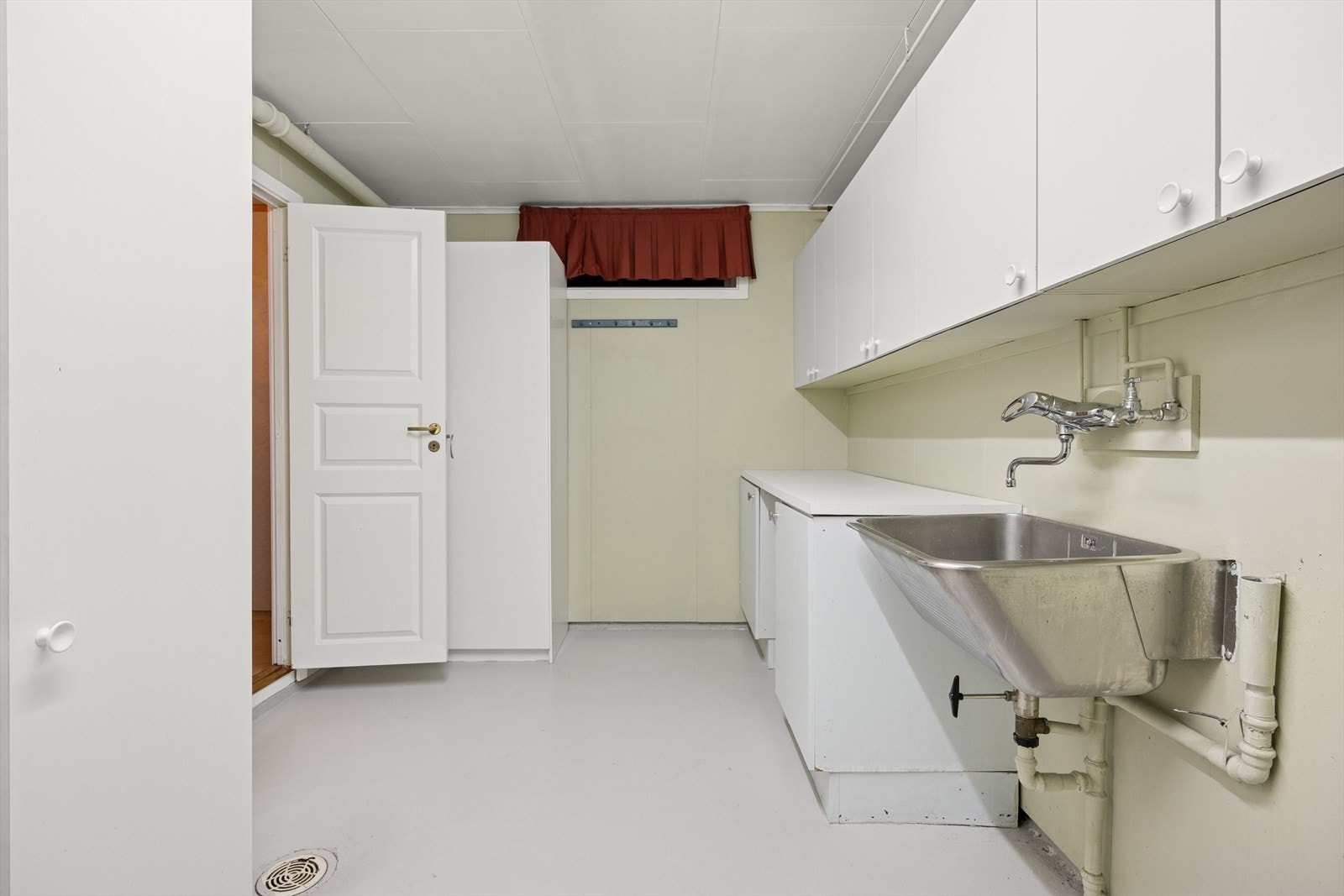 Vaskerommet i underetasje er fra byggeåret og er oppbygd etter datidens standard. Malt betong på gulvet, malte plater på vegger. Galleribilde