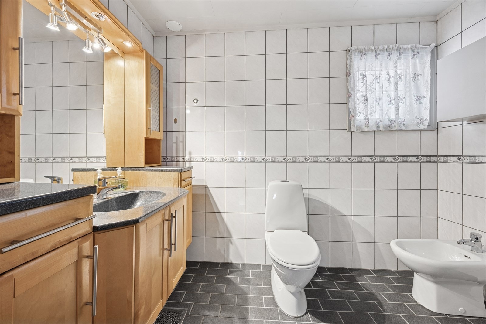 Badet i 1. etasje ble oppgradert i 2005 og fremstår i god stand. Flislagte overflater. Plater i himlingen. Galleribilde