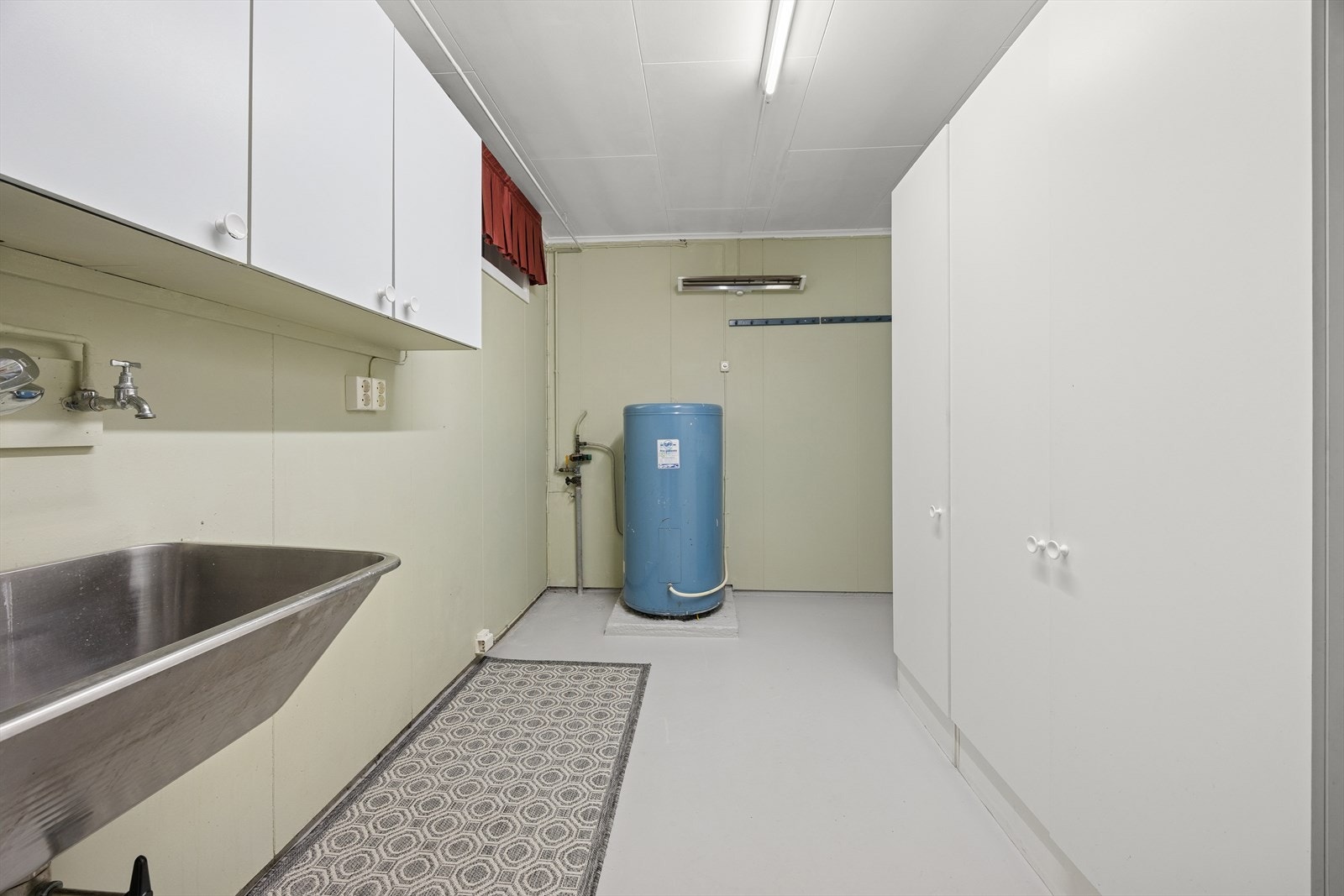 Innredning/installasjoner: Vegghengt vaskekum, opplegg til vaskemaskin, vvb og stråleovn. Galleribilde