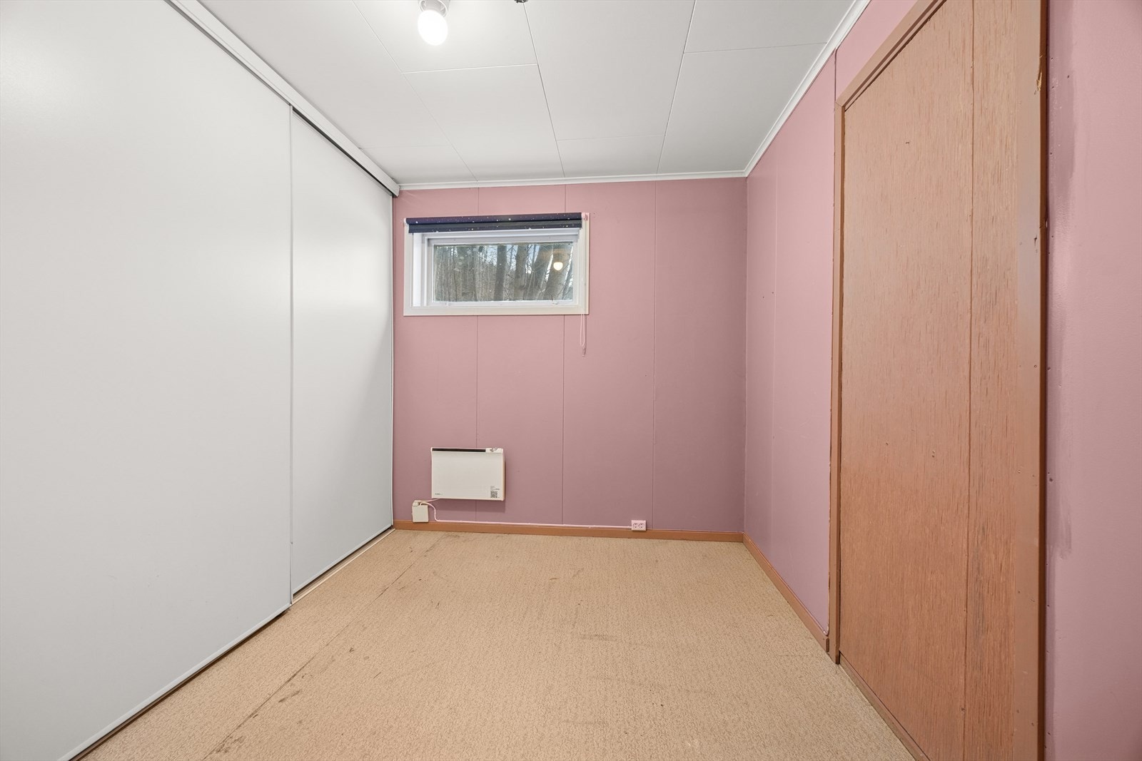 I boligens underetasje er deler av opprinnelig godkjent gang, innredet som soverom - ikke omsøkt/godkjent - se pkt. ferdigattest. Galleribilde